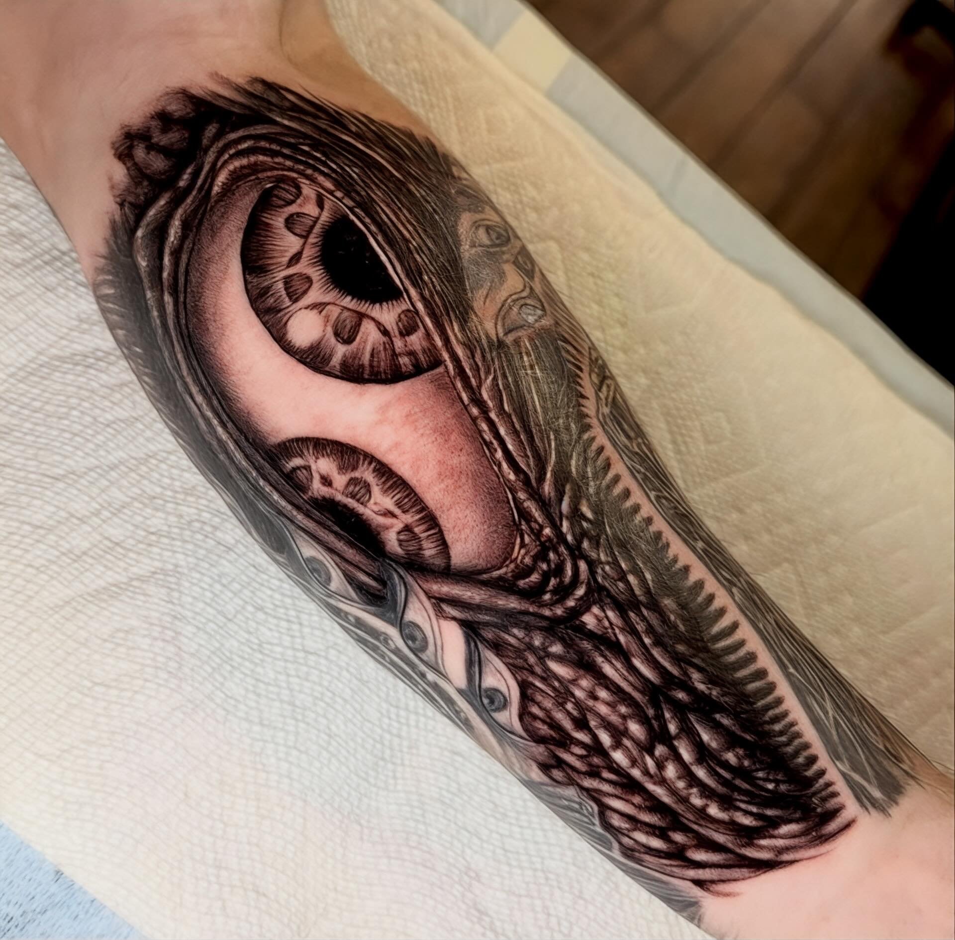 A portion of a larger project currently in the works by @jandadrawsstuff based on imagery from @toolmusic
.
.
.
#threekingstattoo #tool #camdeleon #blackandgrey #tattoos