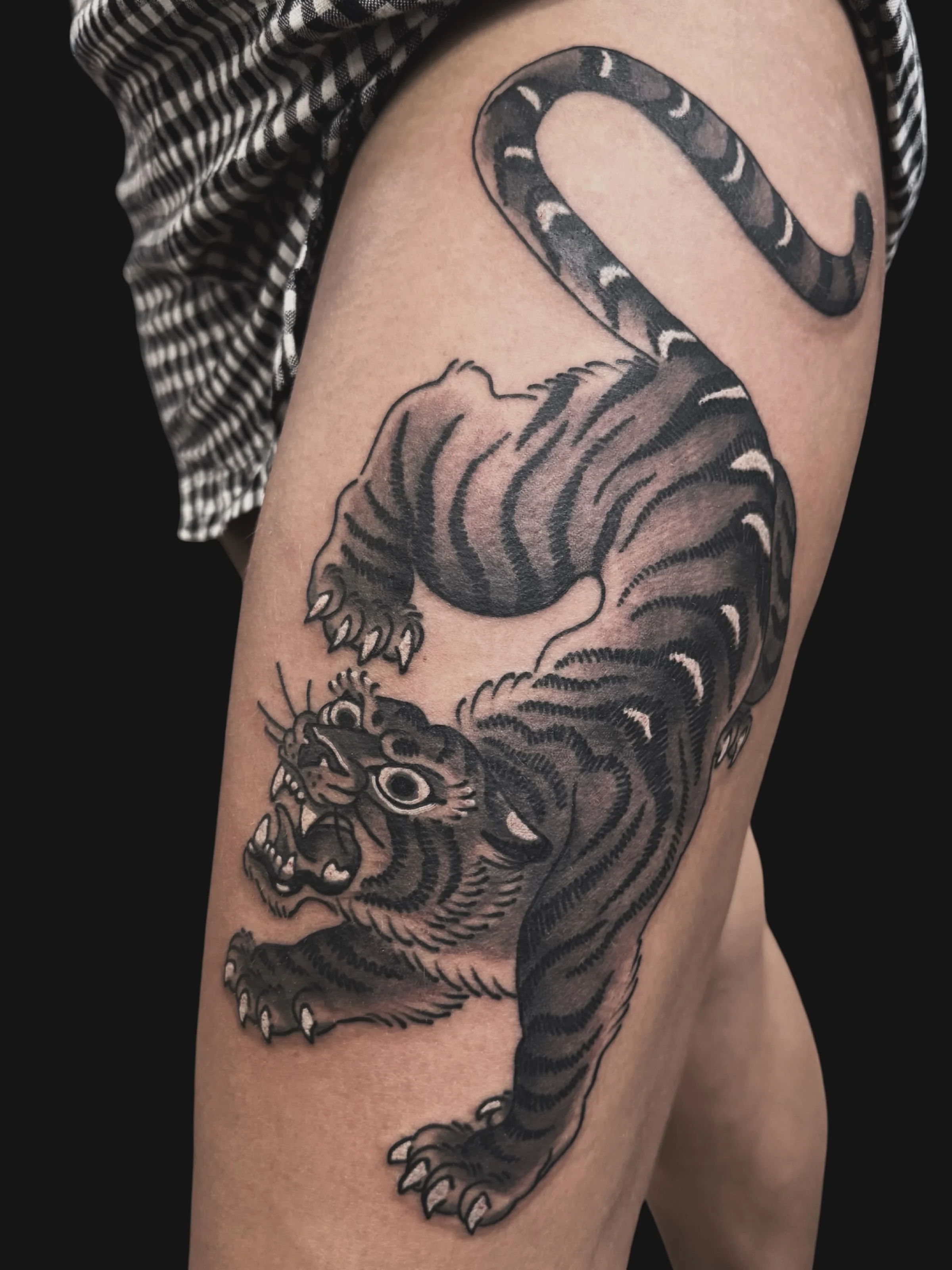 Crawling Tiger from the book by @lorenaskunkrocker 👌
&bull;
3KBK@THREEKINGSTATTOO.COM
.
.
.
#threekingstattoo #tiger #tigertattoo #ladytattooers #skinart_collectors