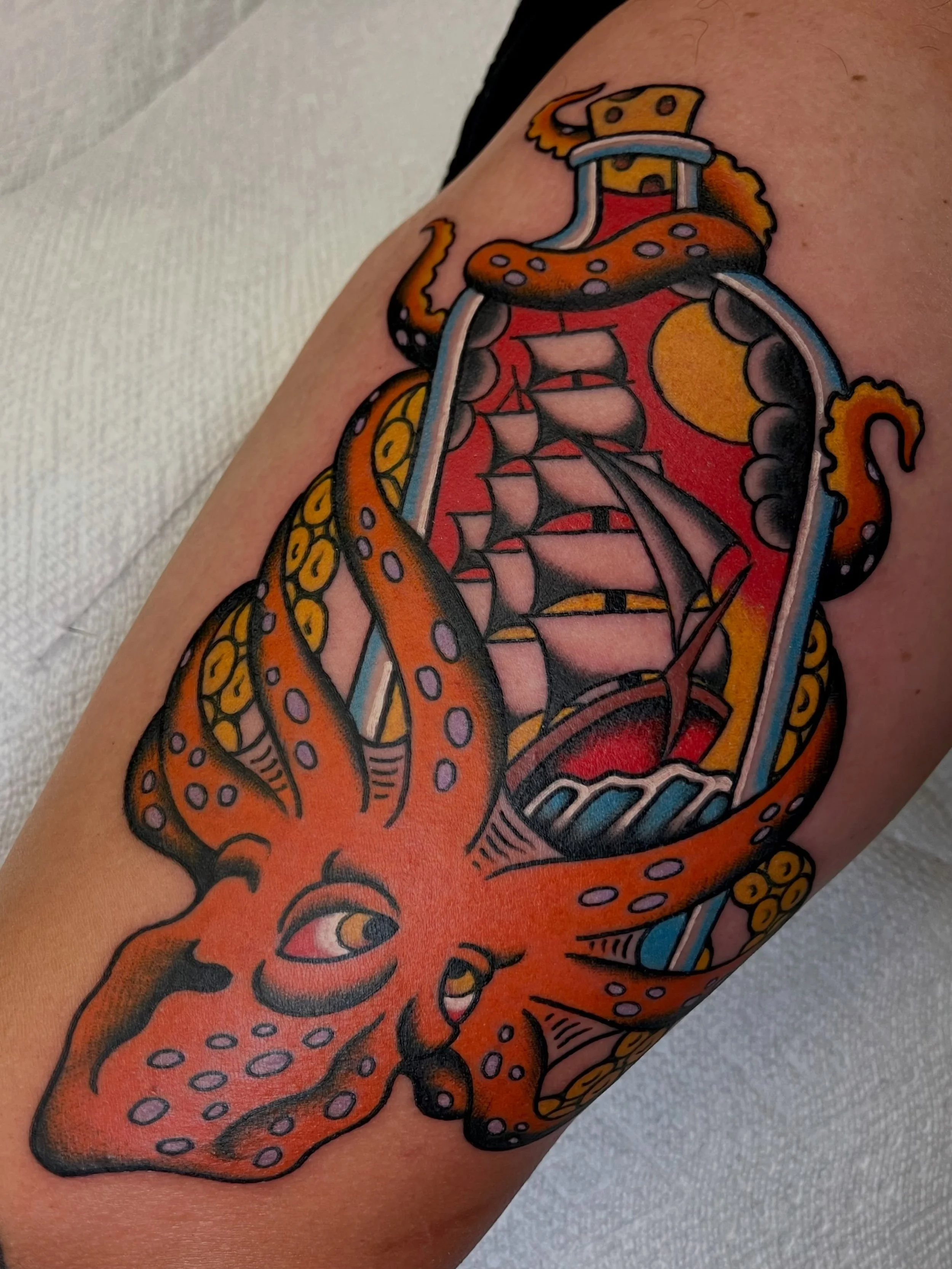No calm seas, only bold tattoos
Done by @anthonypapallo 
3KLI@THREEKINGSTATTOO.COM
&bull;

&bull;

&bull;

#threekingstattoo #americantraditional #boldwillhold #nauticaltattoo