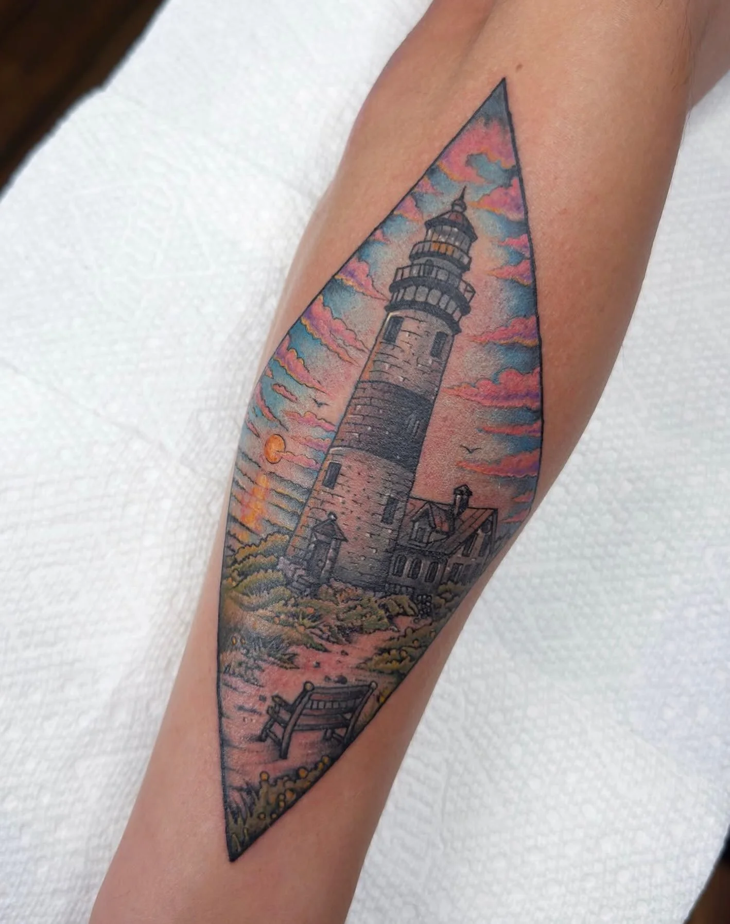 A scenic sunset view of a lighthouse by @linear_dots 🌞
&bull;
3KBK@THREEKINGSTATTOO.COM
.
.
.
#threekingstattoo #brooklyn #tattooartist #newyorkcity #tattoos