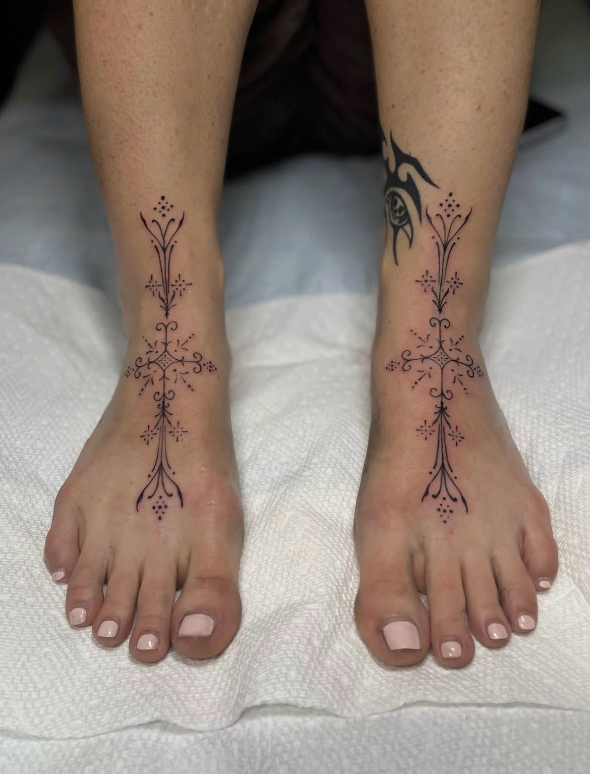 Fine-line adornments by @christostattoo
3KBK@THREEKINGSTATTOO.COM
.
.
.
#threekingstattoo #finelinetattoos #feettattoo #brooklyn #newyorkcitytattoo