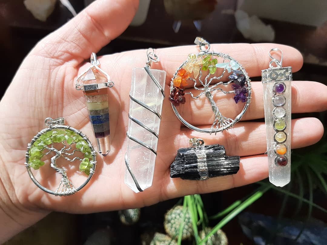 Need a little pick me up this #holidayseason ?
#chakras #chakrabalancing #blacktourmaline #selenite

Great gifts all under $20 for you or a loved one.

OPEN 10-5 TODAY!