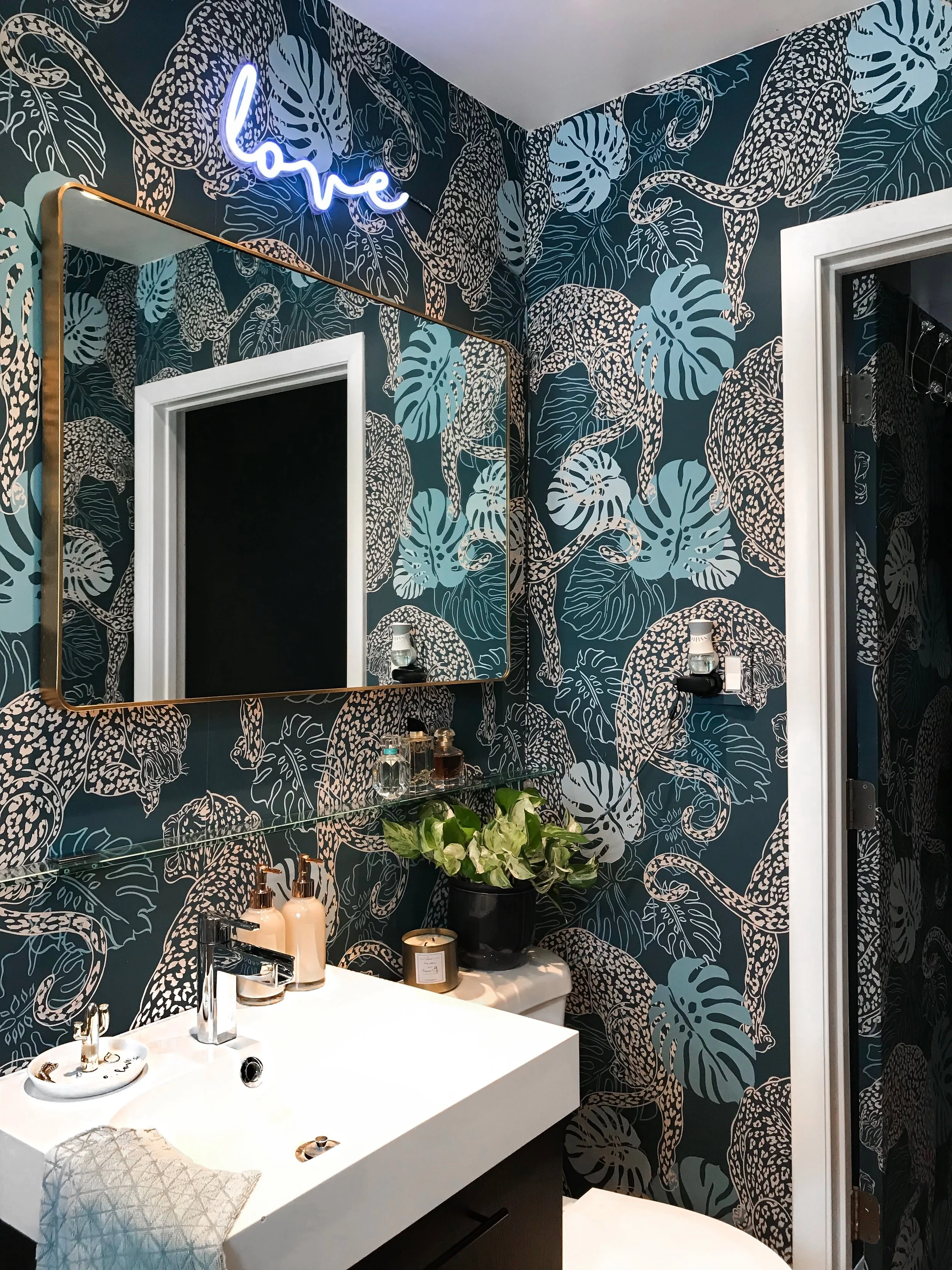 This wallpaper is a showstopper! Its bold and inviting.