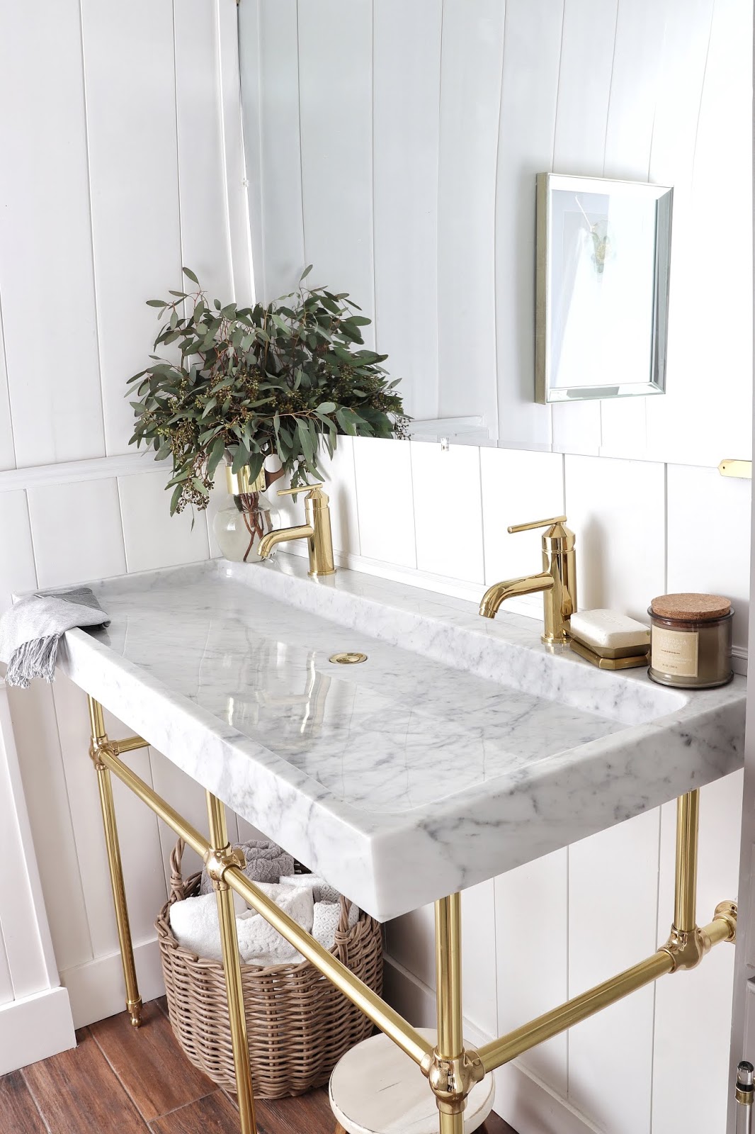 This gold hardware and natural stone makes this space so luxurious!