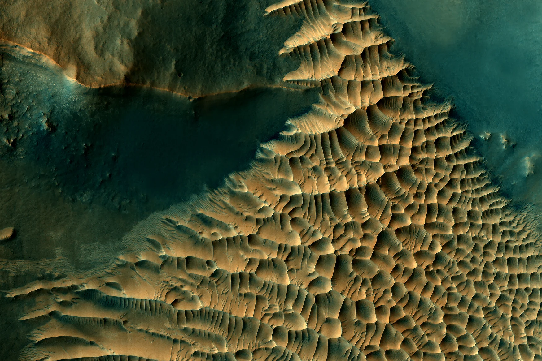 2070_honycomb dune crater 1750.jpg