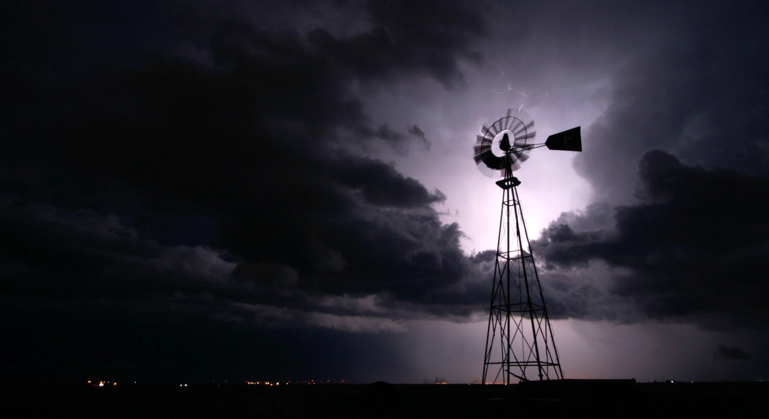 Amarillo_Lightning_windmill_wide_Martin_Lisius_blank_trimmed.jpg