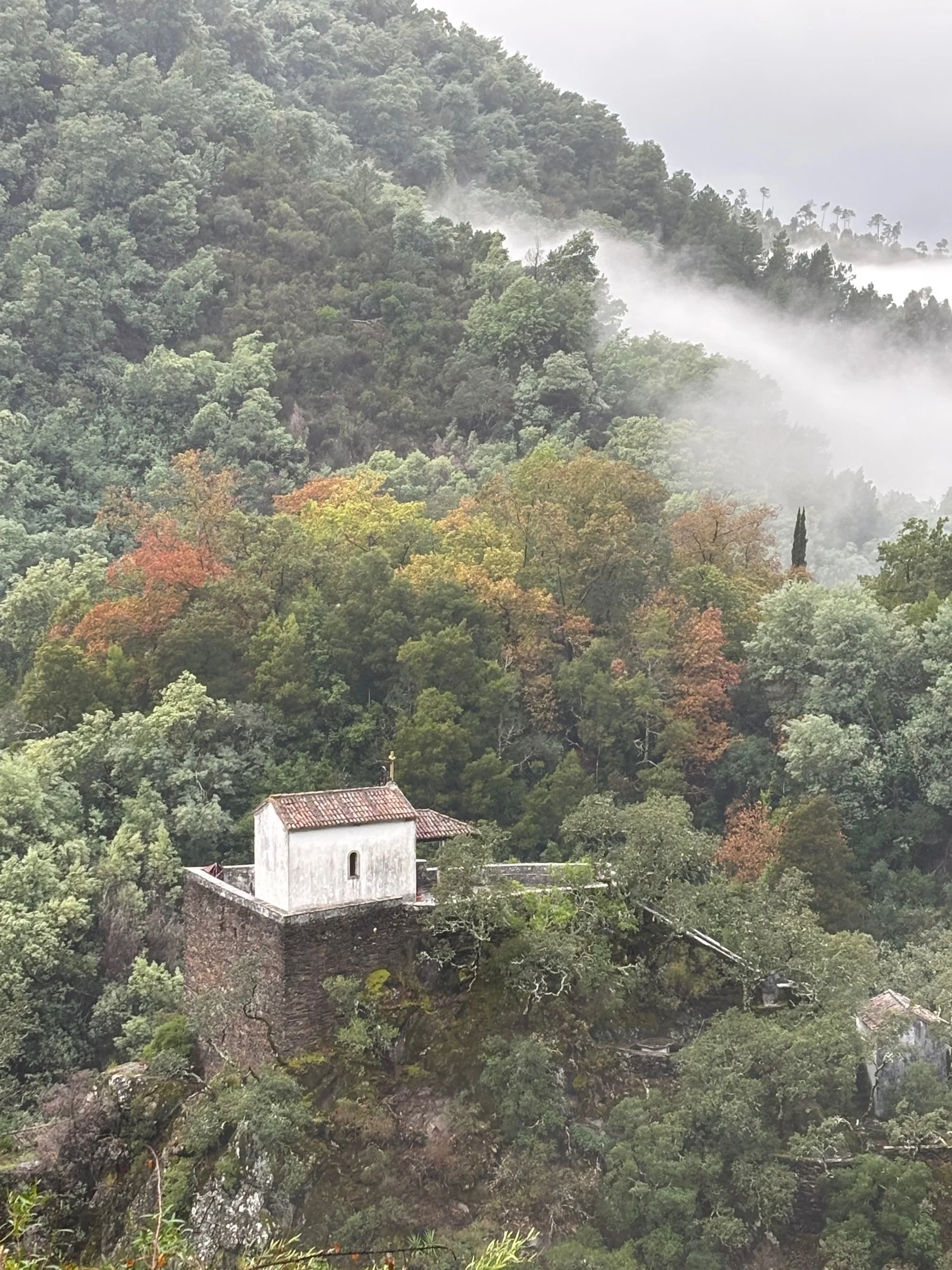 Chapel in the Rain, Lousa