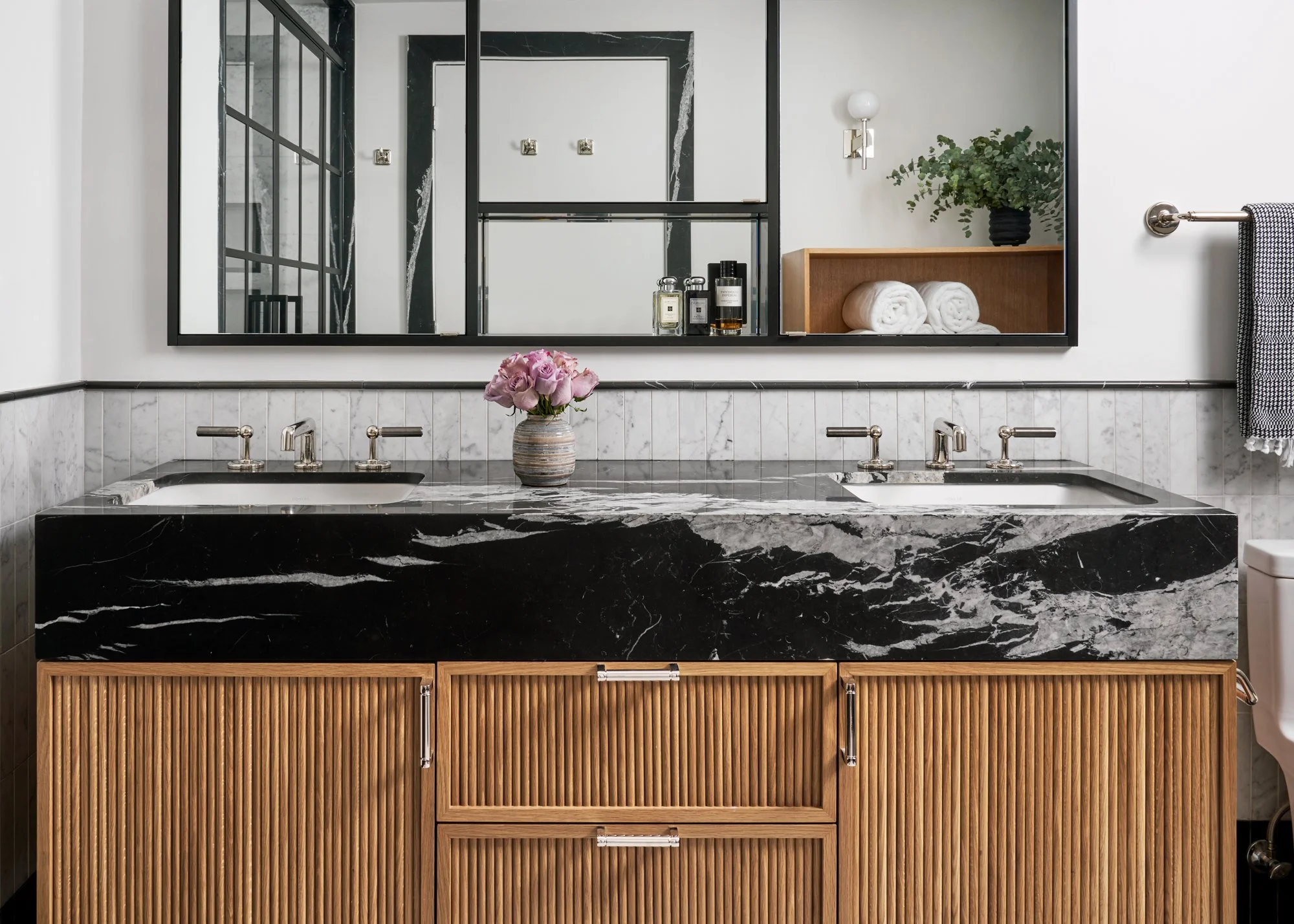  Interiors: Lewis Birks, LLC  | Photos: Seth Caplan 