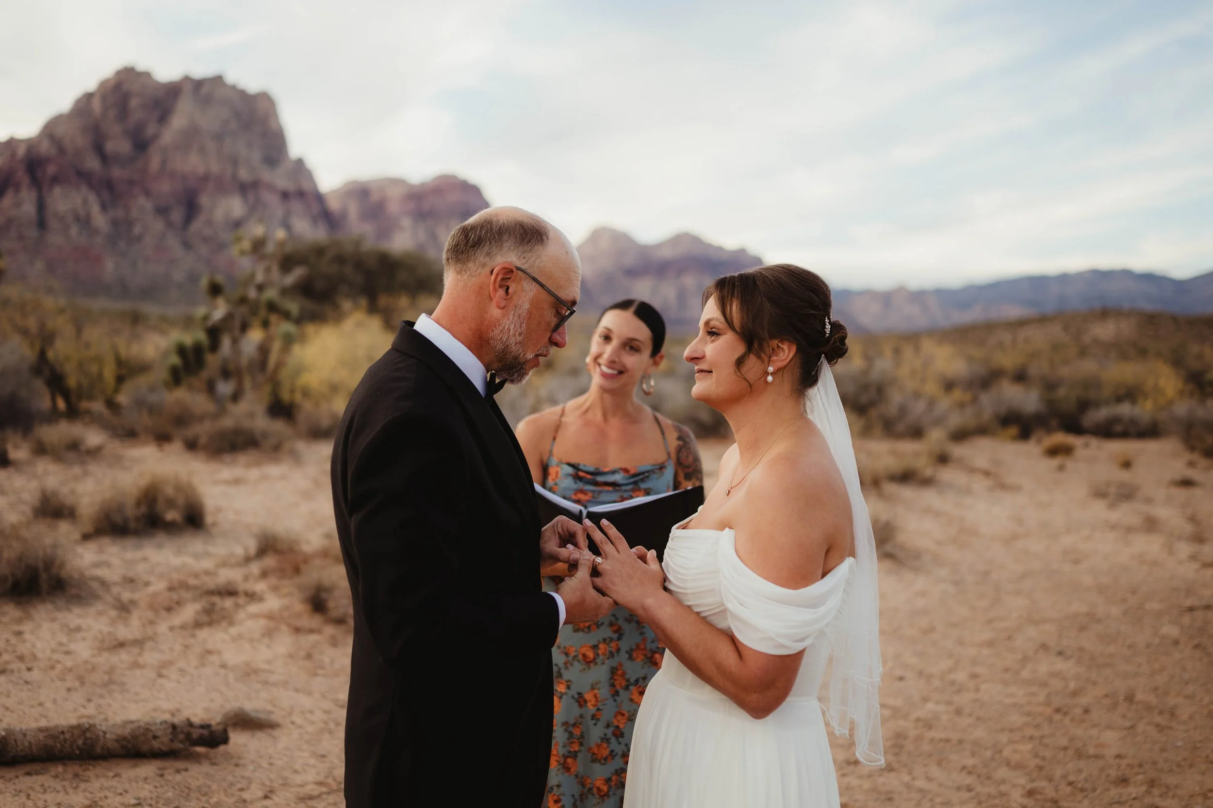 What to Know About a Desert Elopement - Las Vegas Elopement Photographer-20.jpg