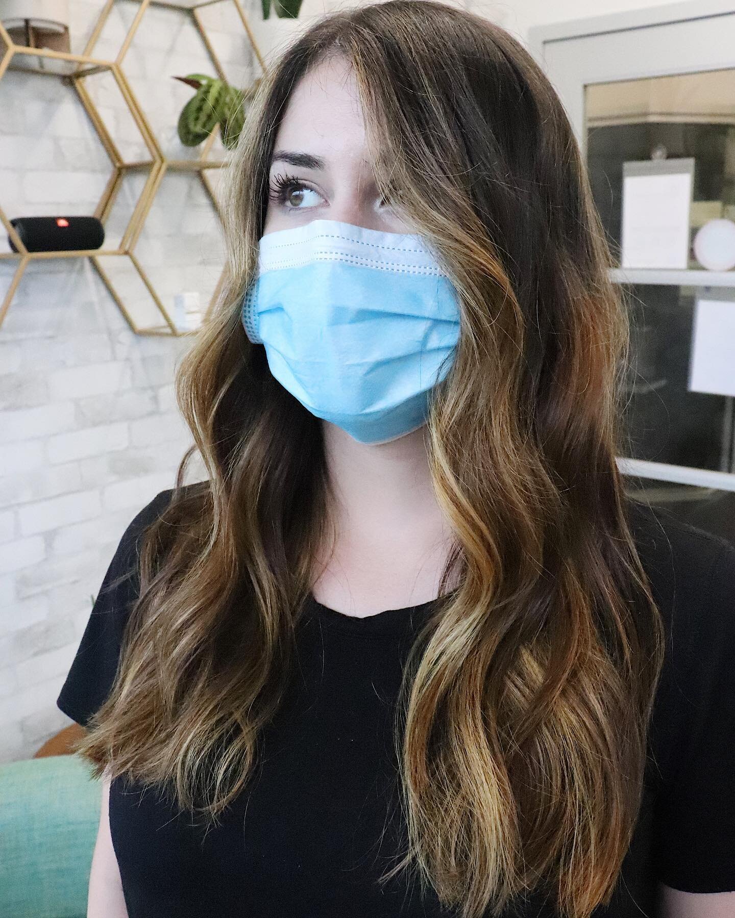 How stunning is this sunkissed brunette?! 🤤 

Also, I still haven&rsquo;t gotten used to taking photos of my clients with masks on... are we loving it or hating it? 

. 
. 
. 
. 
. 
. 
. 
#seattlehair #seattlehairstylist #seattlebalayage #seattlesal