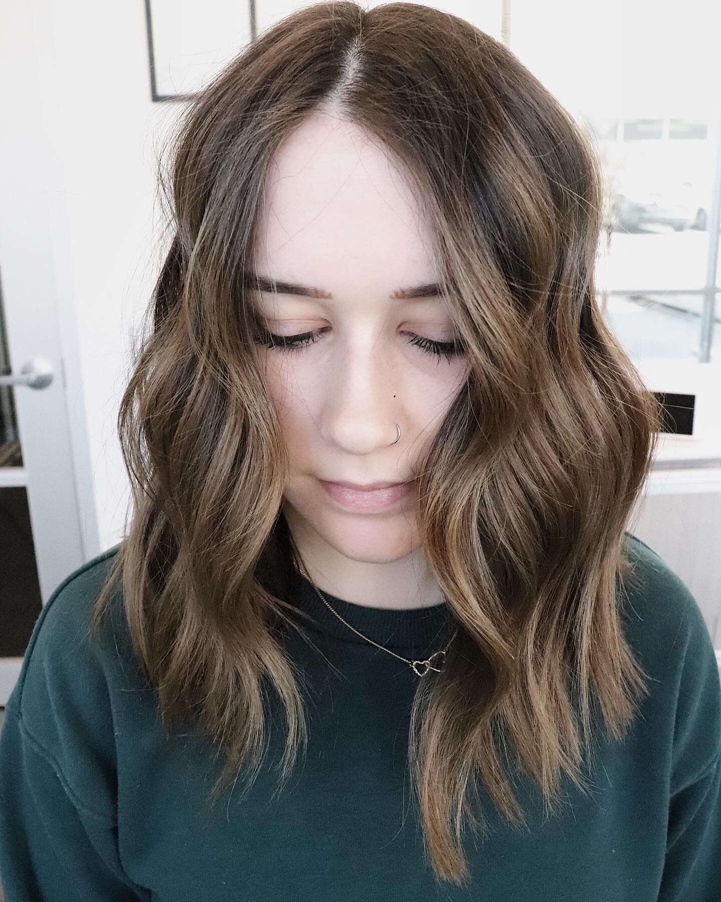 PSA for Brunettes! 
It is possible to have dimensional highlights without feeling blonde. Sometimes this is the most low maintenance and flattering option. . . . . . . . 
#seattlehair #seattlehairstylist #seattlebalayage #seattlesalon #seattlebeauty 