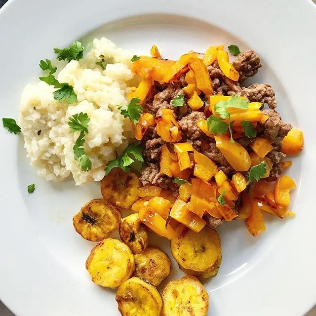 @paleomg inspired dinner tonight! Lean burger with taco seasoning and peppers, cilantro lime cauliflower rice (freezer section) and fried plantains. So easy. 🙌🏻
.
.
#healthyfood #dinnerrecipes #paleo #workit #workitsea #bbg #nutrition #foodporn