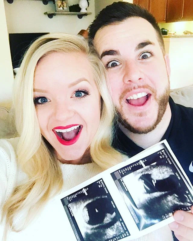 Posted my #19week pregnancy update on the blog tonight! #linkinbio👆 Shared some skincare products that are helping my horrible skin, and laid all the ups and downs I&rsquo;ve experienced out there! Enjoy! 😘
&bull;&bull;&bull;
#pregnant #fitpregnanc