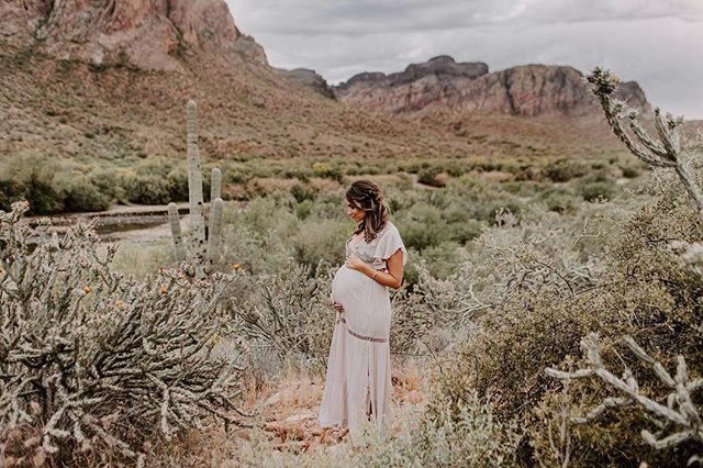 A gorgeous glowing mama paired with a green Arizona desert is alway my favorite.🌵💜 @reneeflay 
Hair - @houseof.harlow 
Tan &amp; lashes - @lashes_by_kali