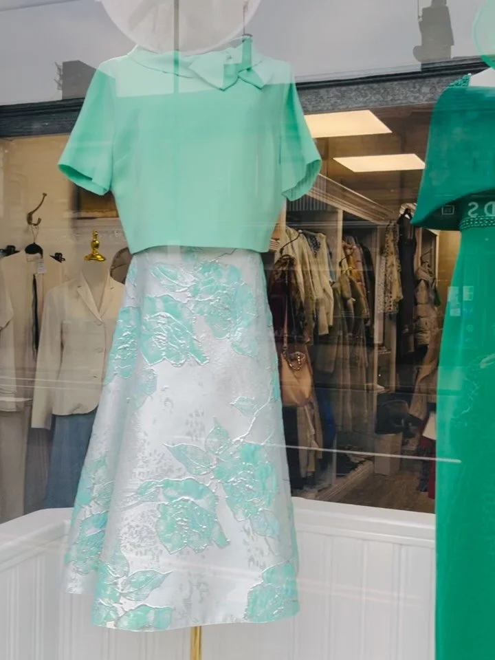 Go green 💚💚💚#lizabella #couture club #kevin jon#veni infantino #resale #ramsbottom dressing room