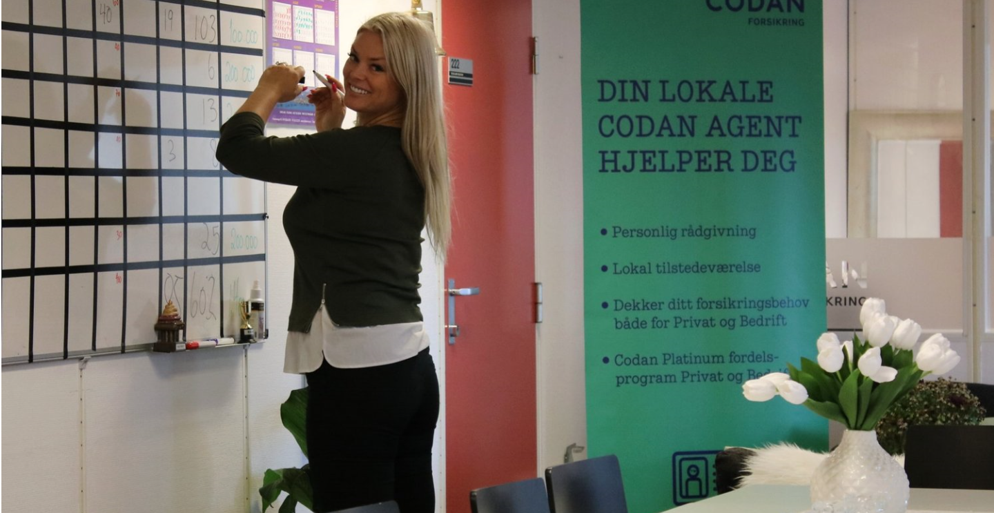 Den tradisjonelle skipsklokken for å markere salg og tavle til å føre opp løpende resultater er for oss ikke helt lett å tolke, men åpenbart et populært innslag blant de ansatte.