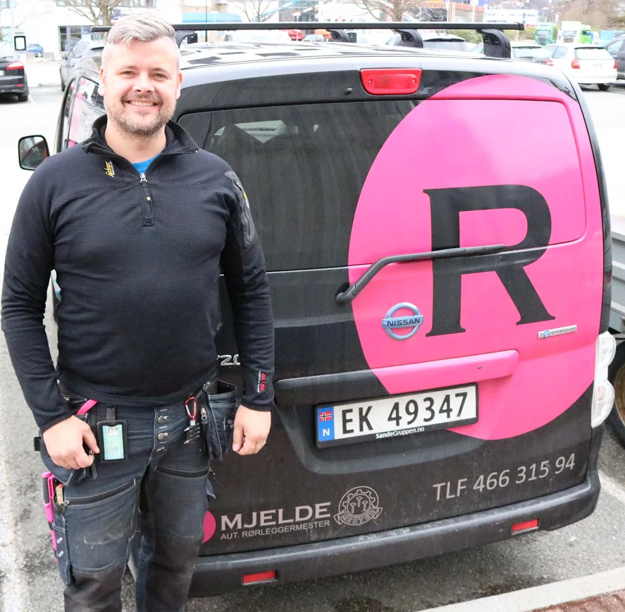 Rørleggermester Roger mjelde i positur foran en av bilene som ferdes rundt i Bergen