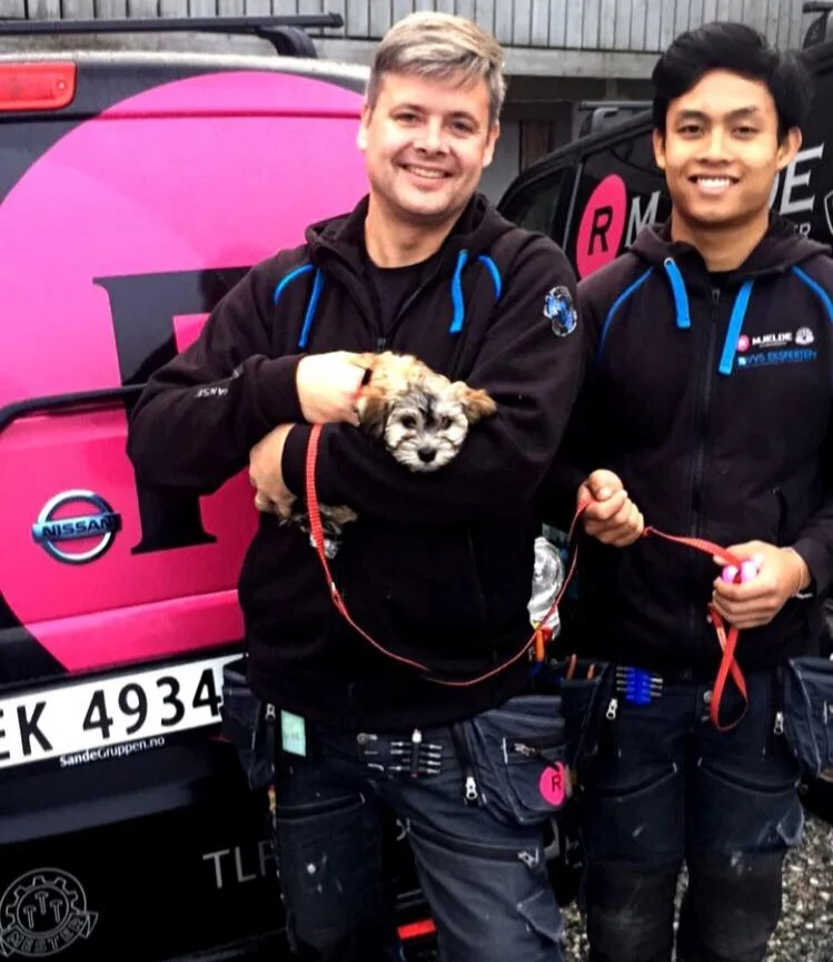 Roger og Mos sammen med sin Bichon Havanes som av og til er med på jobb. Begge sparer nå sin pensjon hos duvi pensjon.