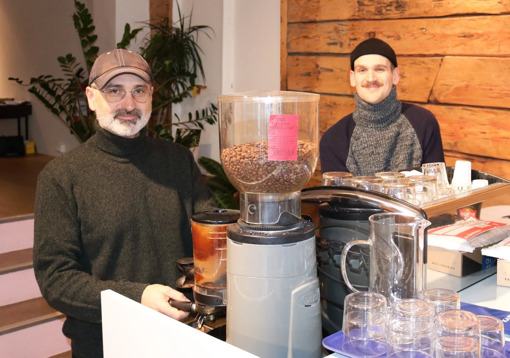 Helge og Stig tok meg bokstavelig talt varmt imot. Rykende fersk kaffe med bønner fra Bergen Kaffebrenneri gjorde starten på besøket til en behagelig start for en kaffe-elsker.