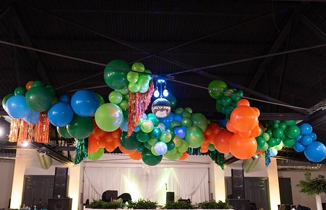 How fun is this balloon installation by @bge_balloons?! It was the perfect detail over the dance floor 📷 @thecomfortphotography
