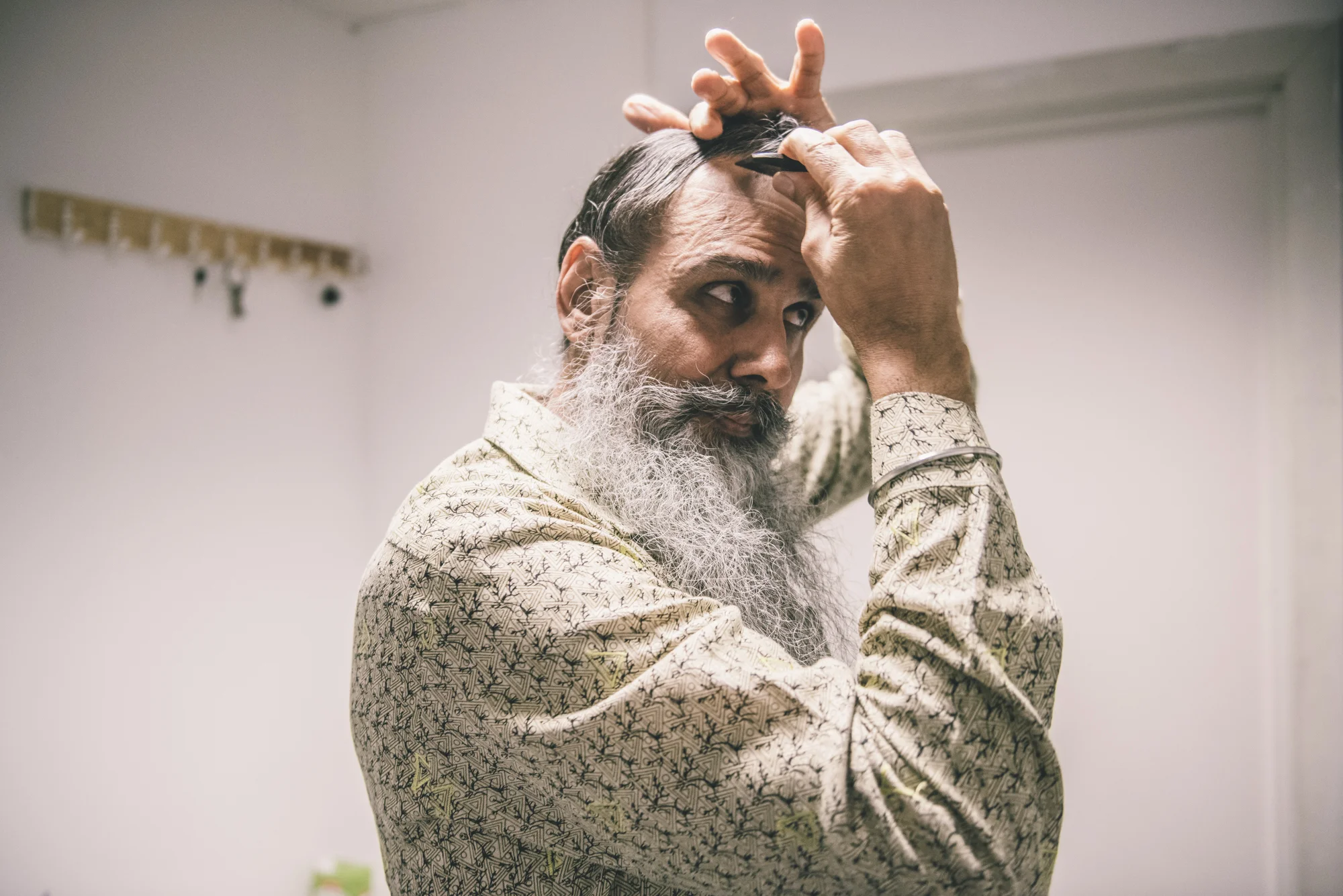 En sikh som plasserer Kangaen (kammen) sin i håret før han knytter turbanen på.