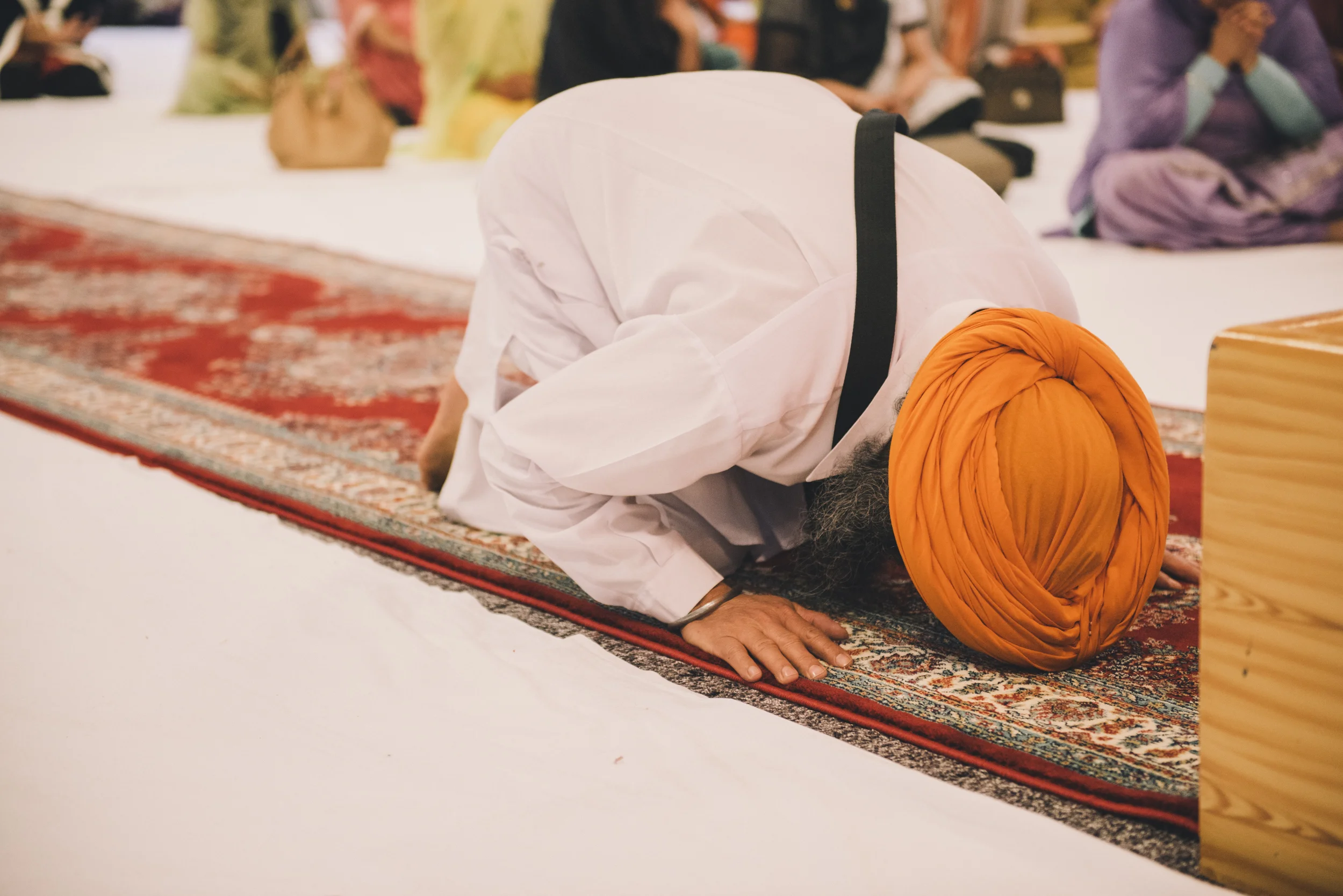 I samtlige gurdwaraer og hjemme hos flere sikher, blir Sri Guru Granth Sahib ji lest hver dag. En sikh seremoni blir først ansett som komplett om den er utført i Sri Guru Granth Sahib jis nærvær. På daglig basis mottar sikher et budskap/en ordre som er en tilfeldig hymne fra skriften. Budskapet/ordren er den første hymnen som står på venstresiden når skriften åpnes på en tilfeldig side. Når man avslutter en seremoni, etter den stående bønnen, ardas åpnes også skriften på en tilfeldig side og man leser opp budskapet/ordren. Ved spesielle anledninger, blir Sri Granth Sahib ji resitert kontinuerlig fra begynnelse til slutt av en rekke lesere. Denne seremonien kalles akhand path, og tar som regel 48 timer å fullføre. Seremonien blir gjerne utført ved spesielle anledninger. Eksempelvis ved feiring av høytid, fødsel, bryllup, kjøp av nytt hus etc. Andre velger å lese litt av gangen og bruker dermed flere måneder eller år på å fullføre gjennomlesingen. Denne riten kalles sehaj path . Sri Guru Granth Sahib ji blir ansett som permanent og en uforanderlig guide for alle sikher. Guru Arjan Dev ji foretrakk en martyrdød fremfor å gjøre endringer i hymnene, som datidens keiser Jahangir krevde.