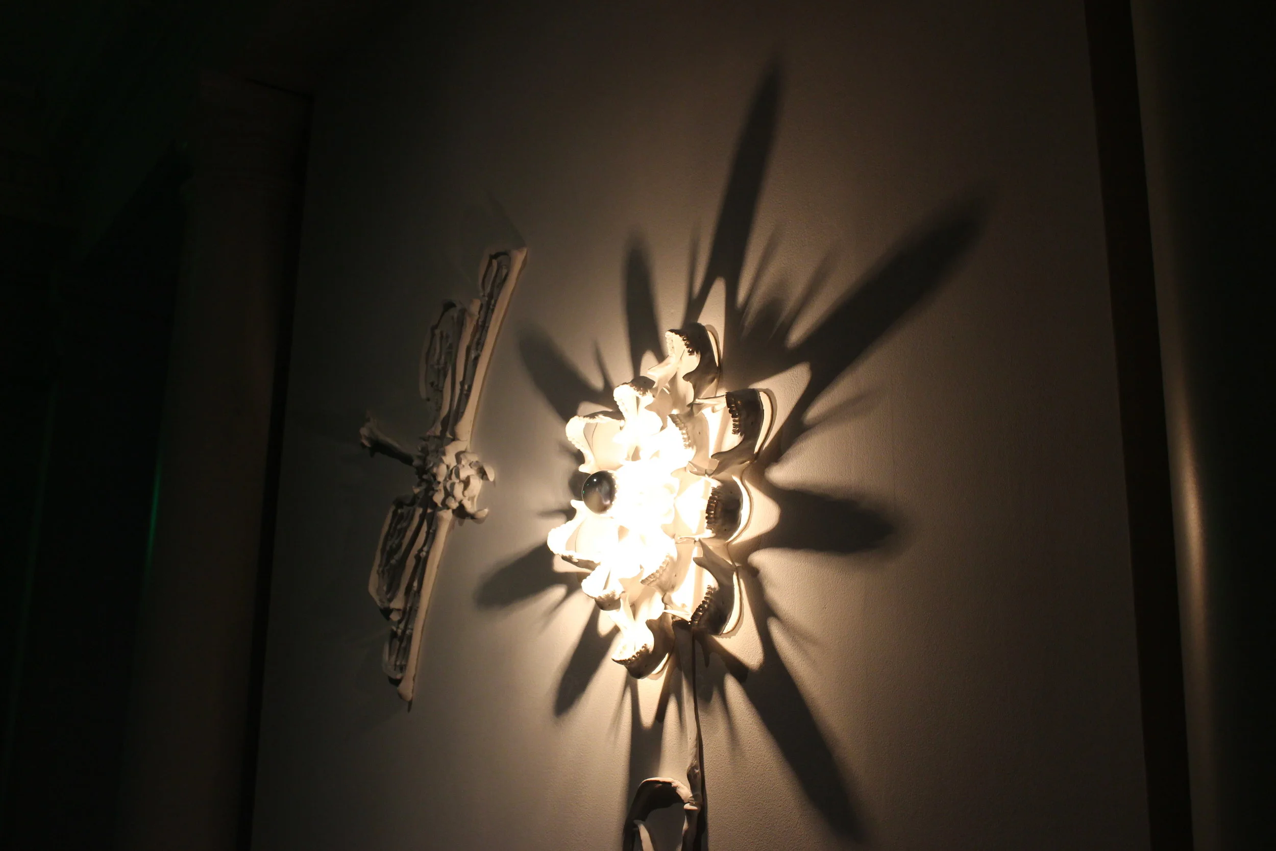 A light display that uses light and shadow to present itself