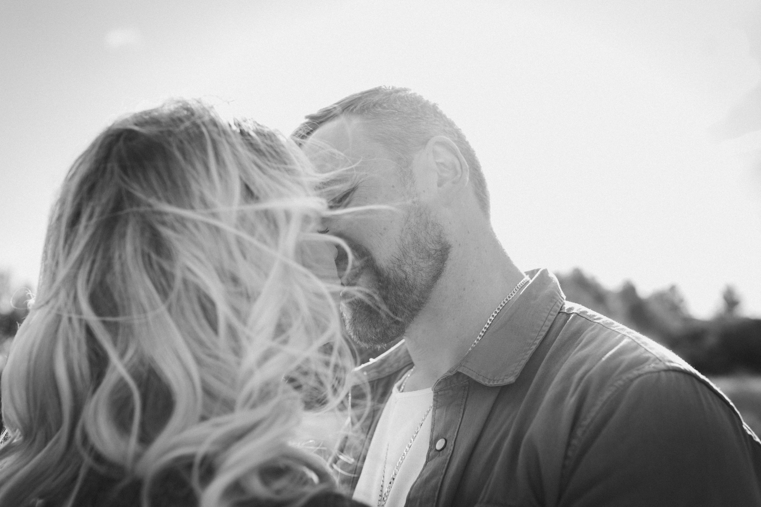 wedding photographer mallorca dominic lula couple kissing couple photoshoot engagement session 
