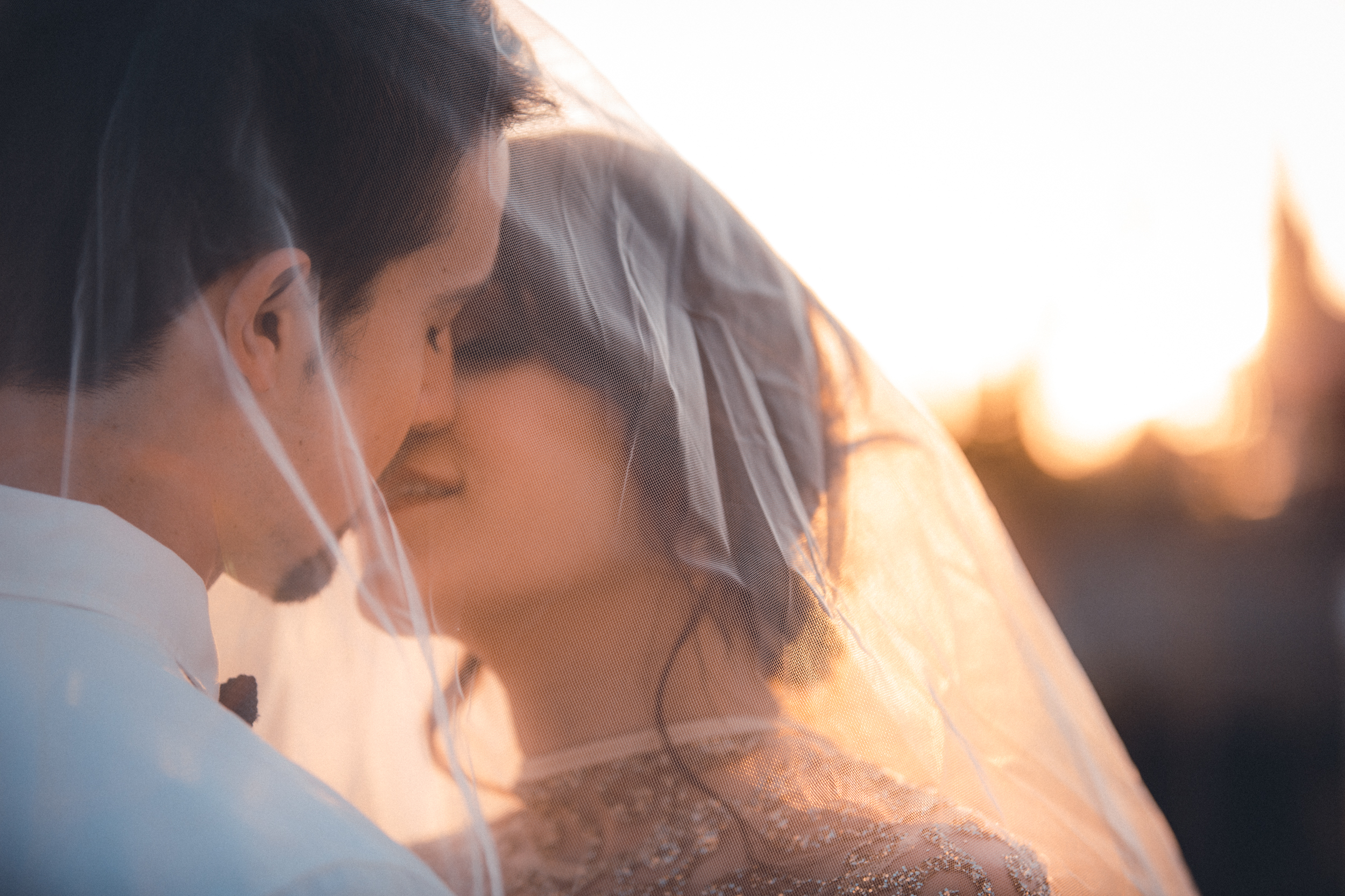 wedding photographer mallorca dominic lula veil kissing couple photoshoot engagement session 