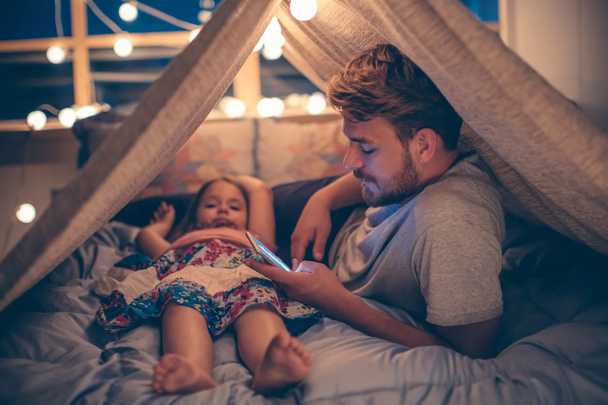 dad on phone ignore daughter.jpg