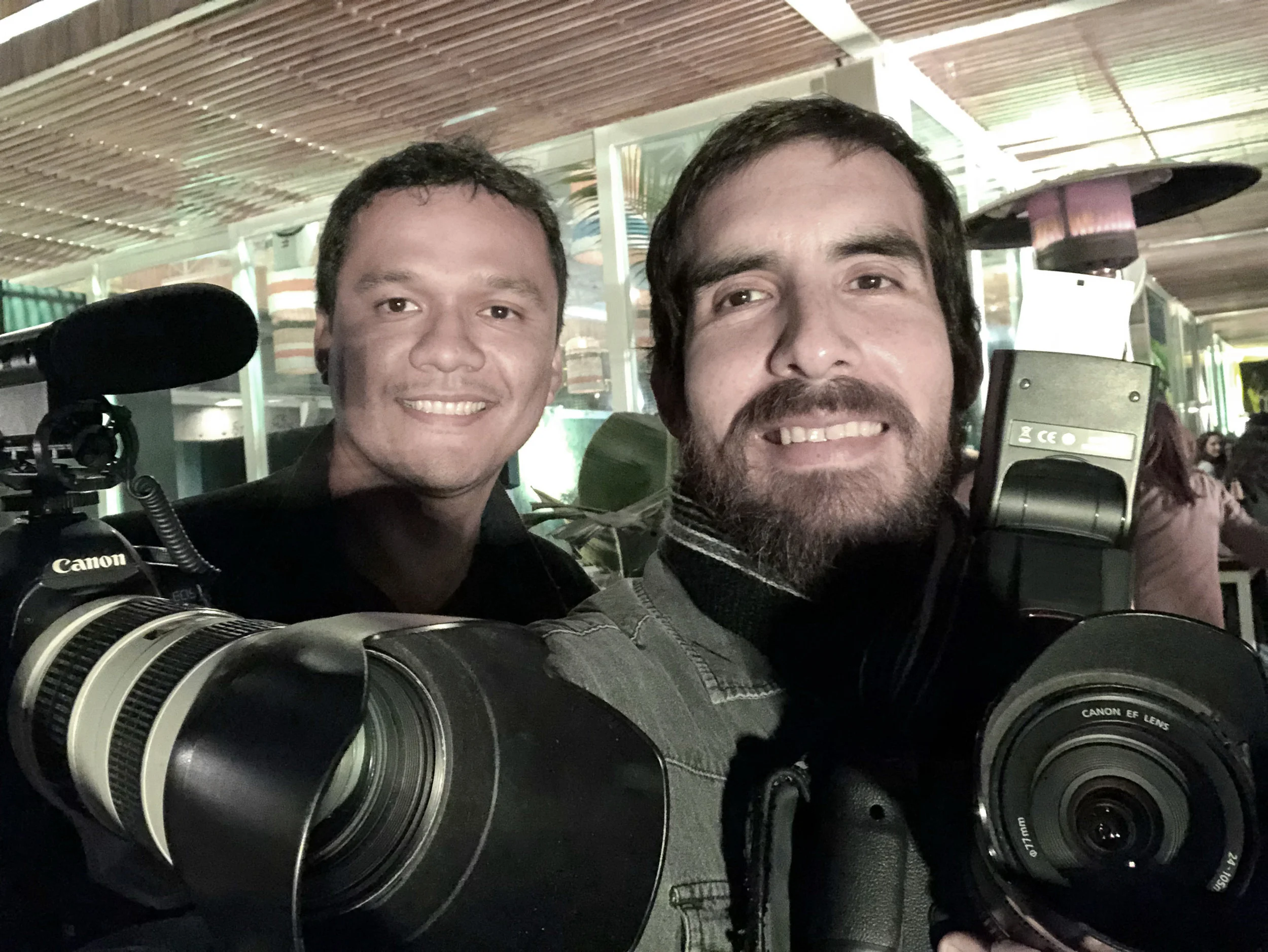 Foto+Video. Selfie pos-trabajo de nuestro fotógrafo Miguel Jose Flores y nuestro videógrafo Pablo Rondán, quienes realizaron una sesión junto a la agencia Avant-Garde para nuestro nuevo cliente El Gourmet. La sesión se realizó en Ammo, ubicado en el circuito de playas, Barranco.