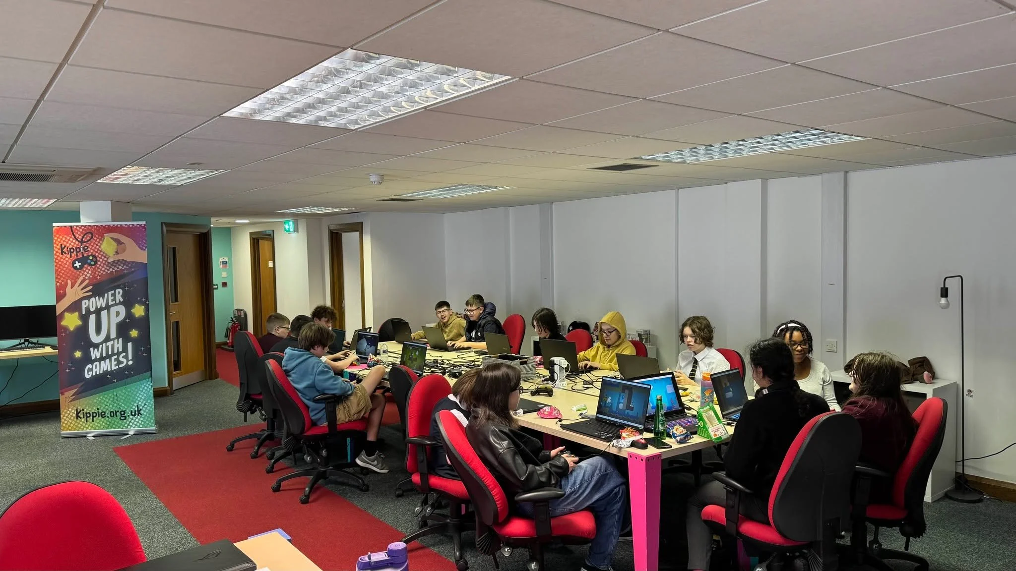 🎮✨ Review Club Recap! ✨🎮
Yesterday we had a full squad in Review Club — just look at the amazing turnout for BattleBlock Theater! 🐱🎭💥
👉 Review Club runs every Wednesday, 5–6:15pm
👉 Only £5 entry
👉 Don’t forget to bri