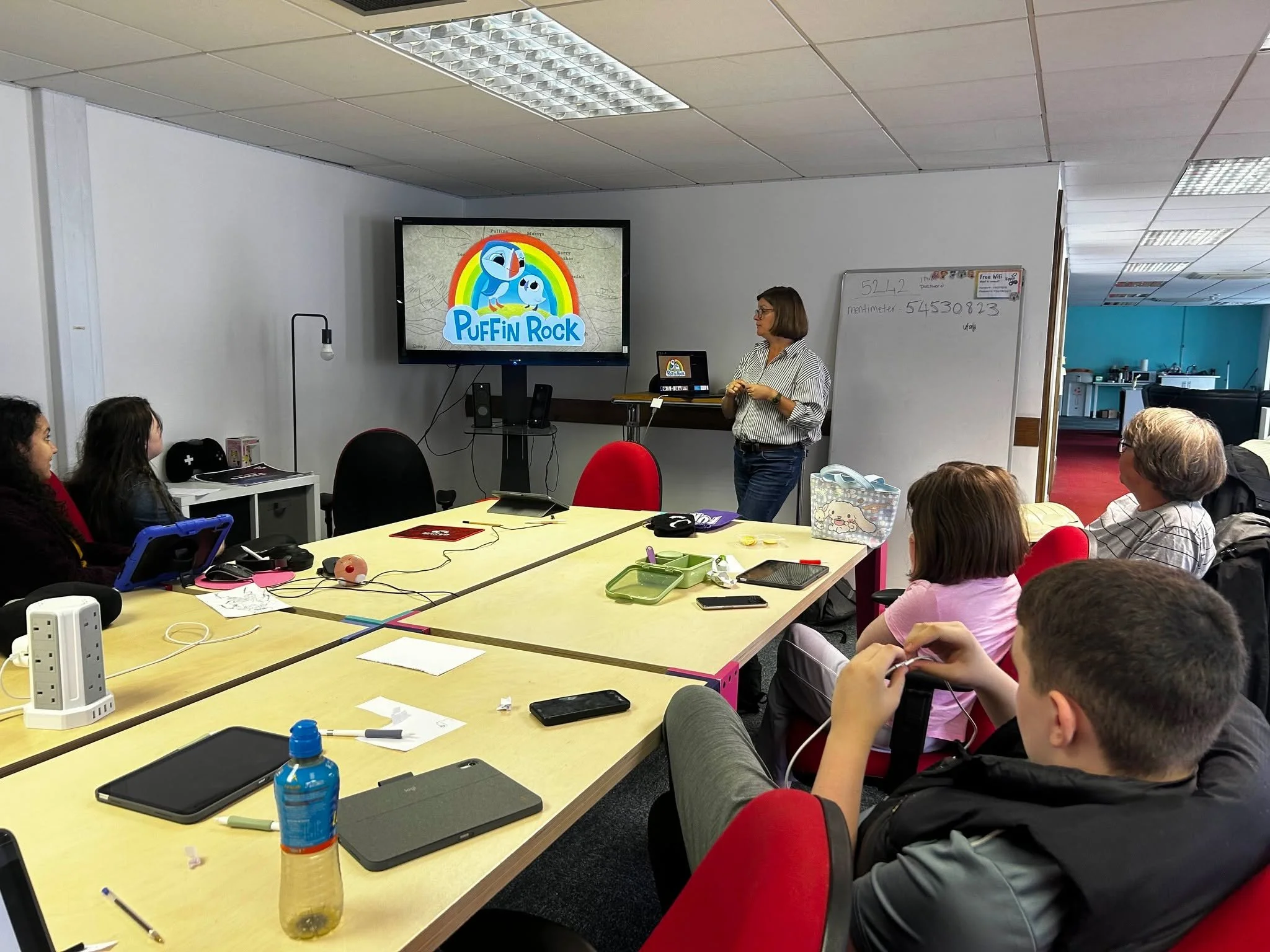 🎬✨ What a finale! ✨🎬
For the last day of our Procreate Dreams Animation course, we were thrilled to welcome the amazing Finnoula Deane from @cheersdogears ! 🐾
She shared insights into @puffin_rock_official , gave us a sneak peek at new and upcom