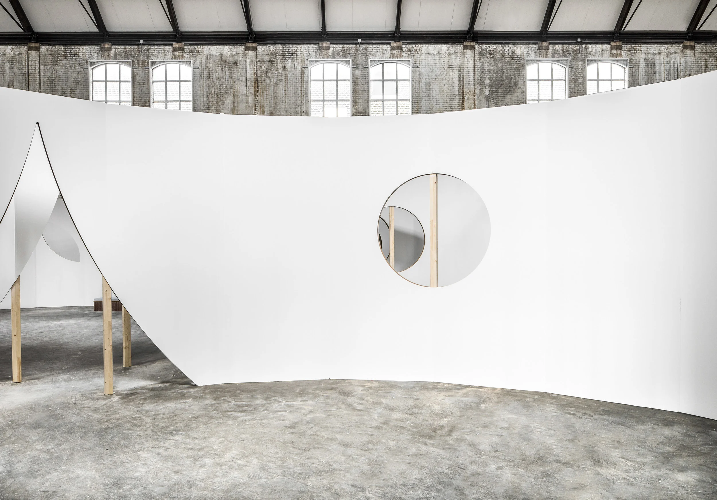 Tomas Dirrix wins the Unfair18 Architect Award. For this new competition for the exhibition design of Unfair ten upcoming talented architects were selected by a expert selection committee. The winner of the Unfair18 Architect Award gets to design and build the exhibition as the setting for its main program; new works by 40 of the best of today’s and tomorrows artists. Unfair 18 takes place from March 29 to April 2 2018, in the Zuiveringshal, Westergasterrain in Amsterdam. In collaboration with Ada Finci Foto by Jeroen Verrecht