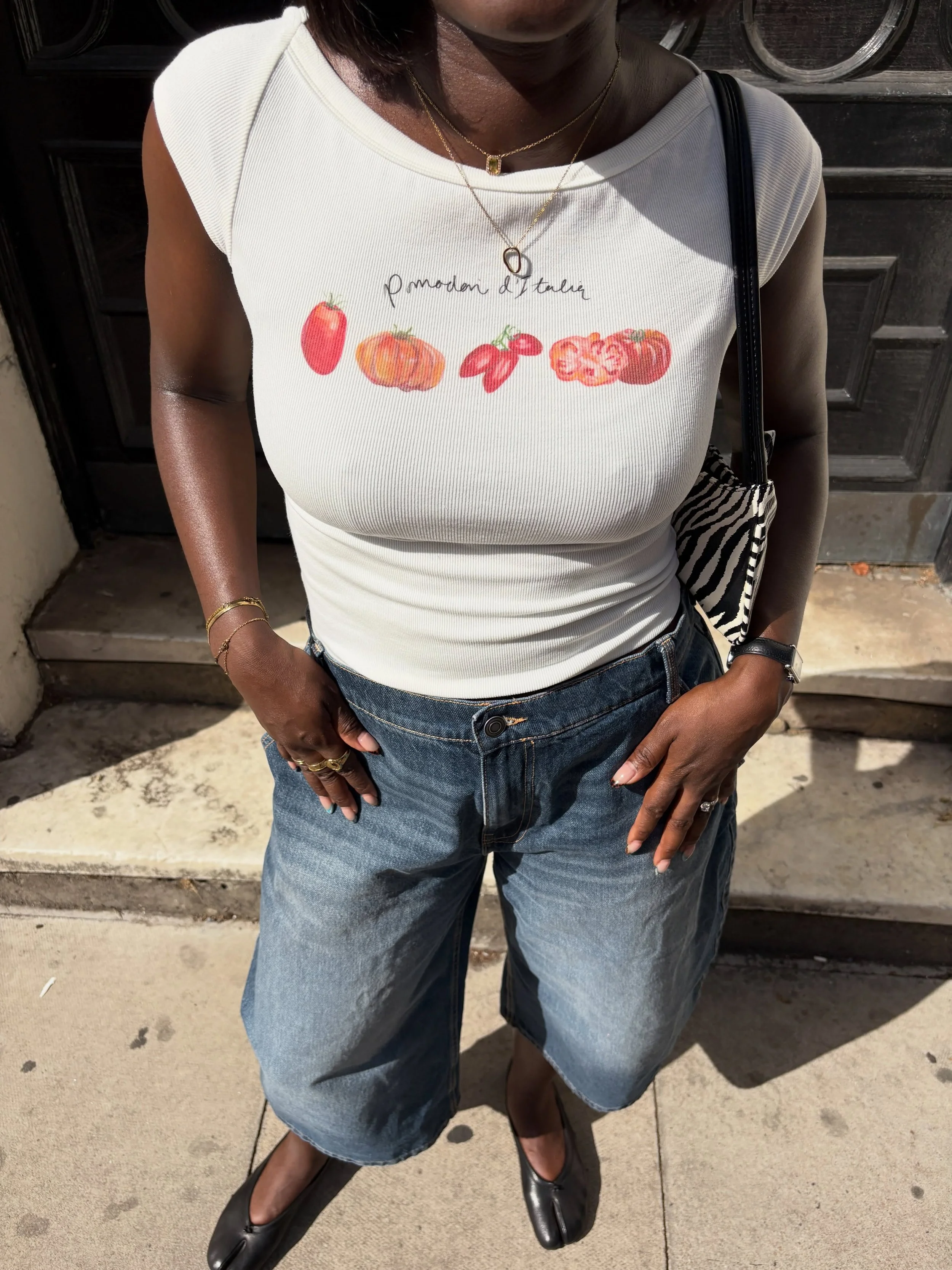 Love love loveee how @sayo.payne styled the hand painted tomato baby tee for autumn weather. Makes me so happy and proud to see my sketches and paintings on you all 🥹🍅 🎨