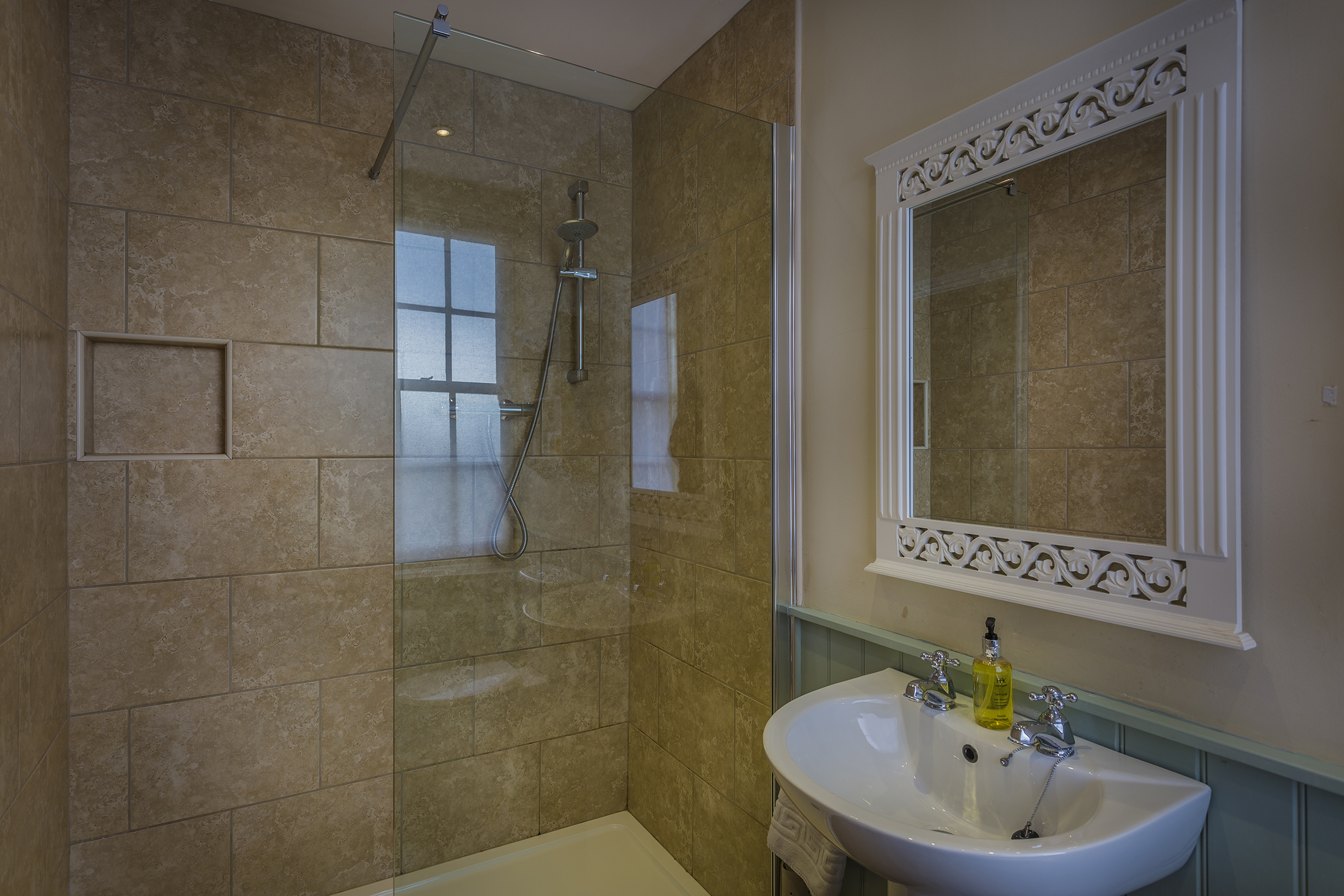 Golden Fleece Superior Double Bathroom Alternate 1.jpg