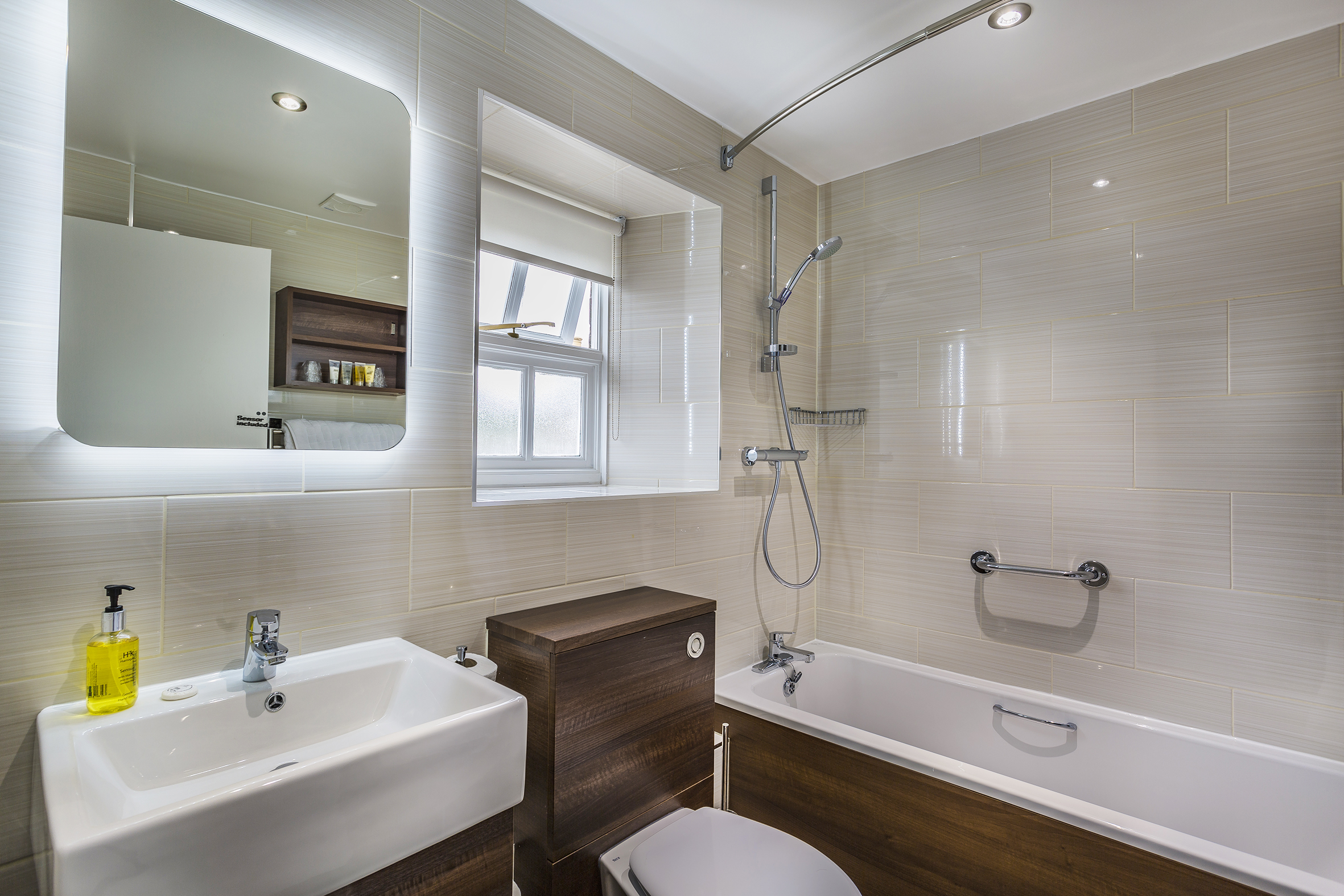 WhiteHartRoyal_Room_203_Bathroom.jpg