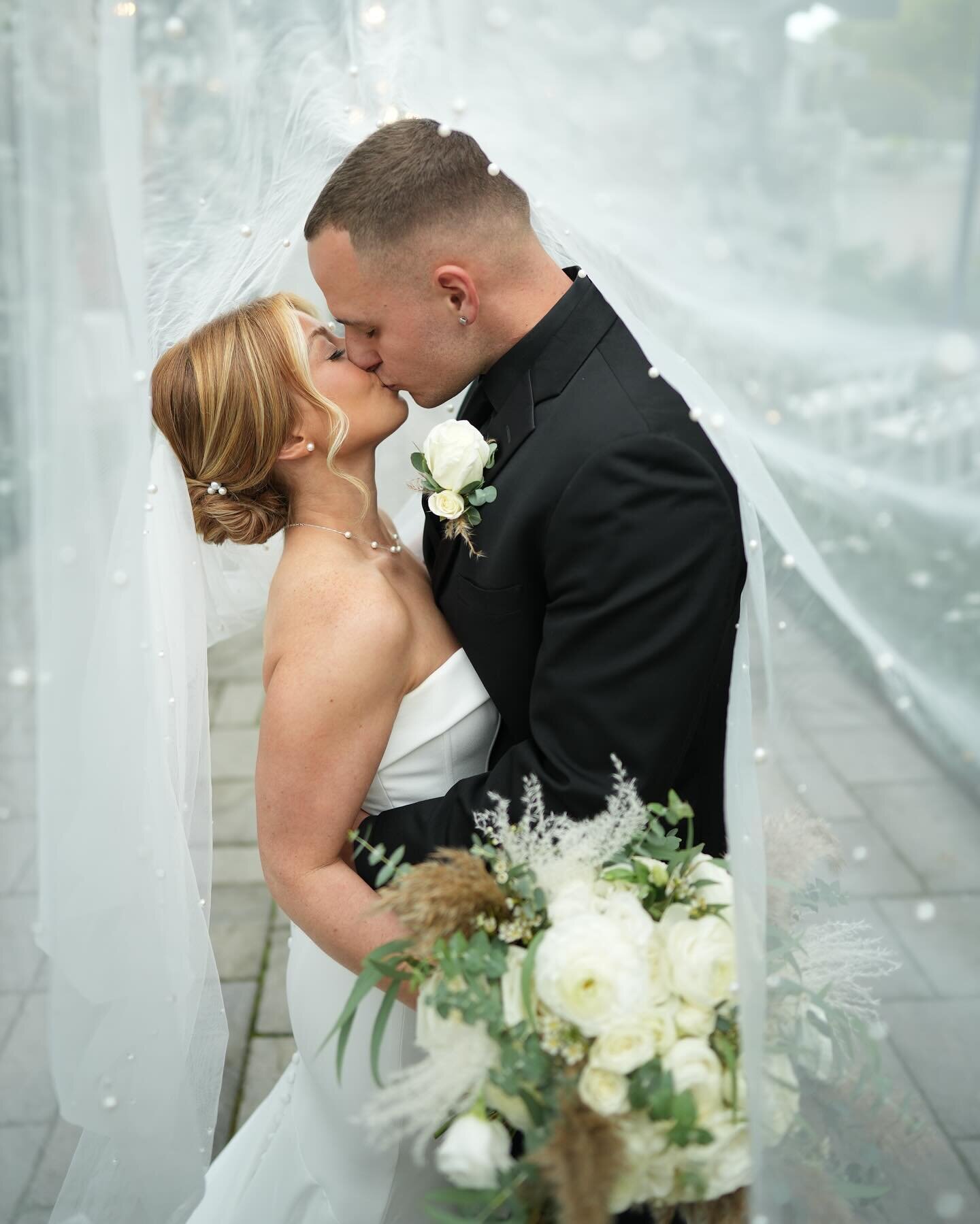 An updo moment. 

There are so many gorgeous moments from my bride Brittany&rsquo;s wedding day but I had to share the ones that I felt showed her wedding hair style perfectly, it&rsquo;s like it was made for her 🤍
_________________________________
