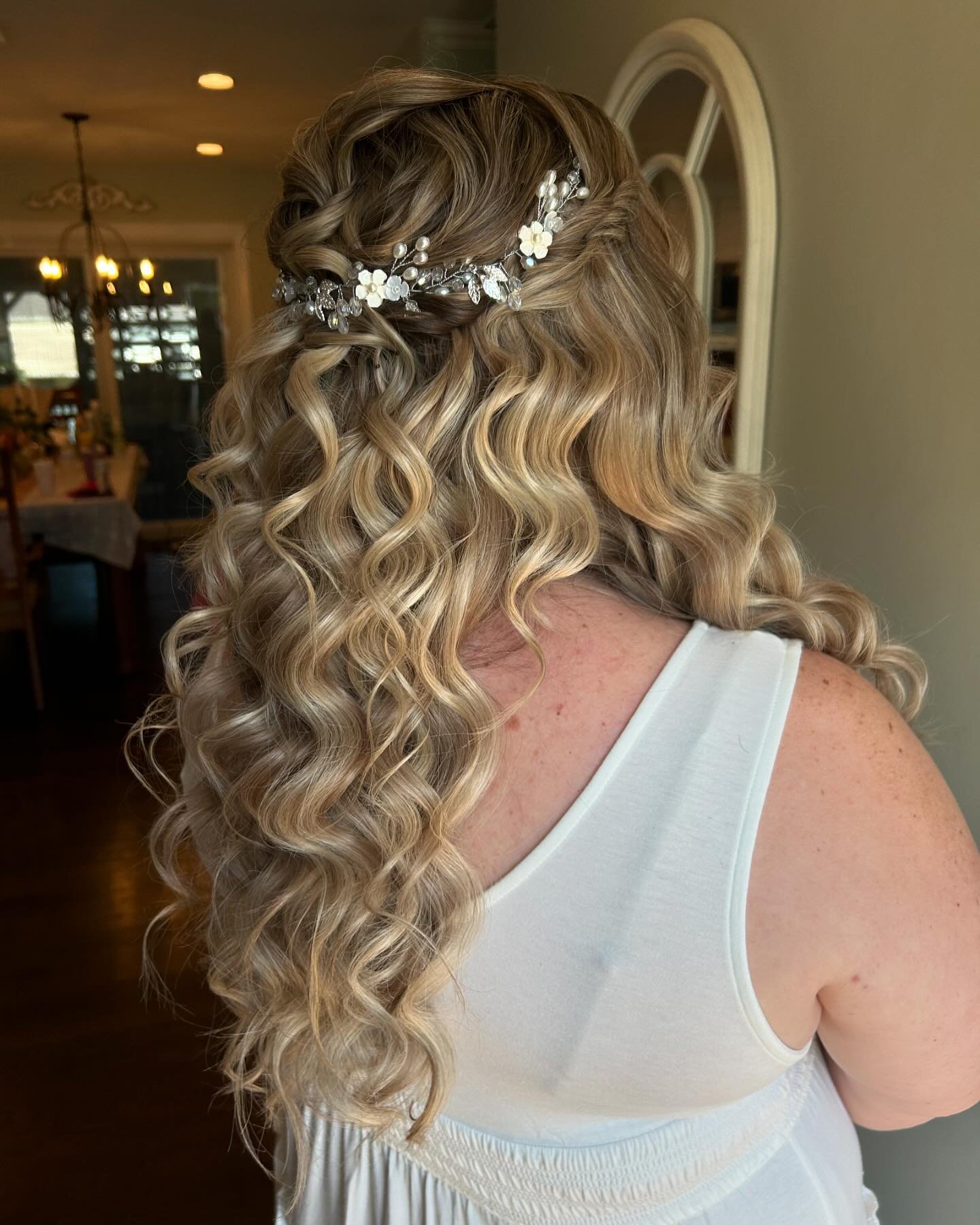 Sweet &amp; simple half up with twist details for my bride Emily 🤍
__________________________________
To book your hair and makeup with BTB
info@beyondthebrushli.com
.
#weddinghair#bridalhairstylist#longislandbridalhairstylist#bridalupdo#bridalupsty