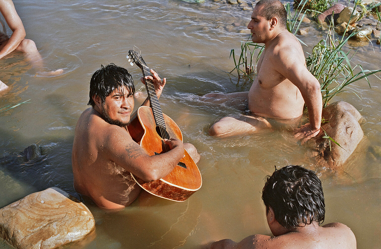 33 Hombres en el río Vaqueros Men in the Vaqueros river 2001.jpg