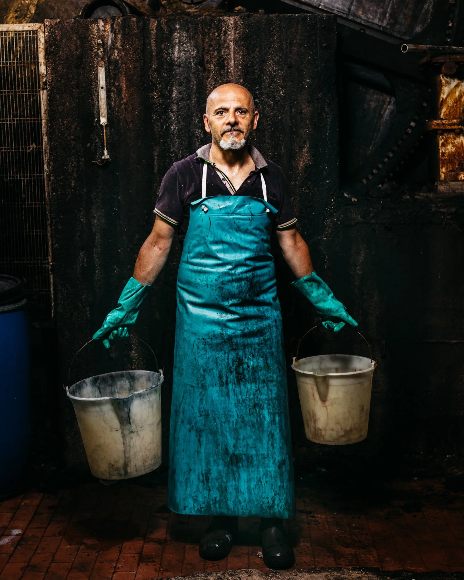Man-With-Buckets-And-Apron-Fratelli-Guarino-Tannery-Salofra.jpg