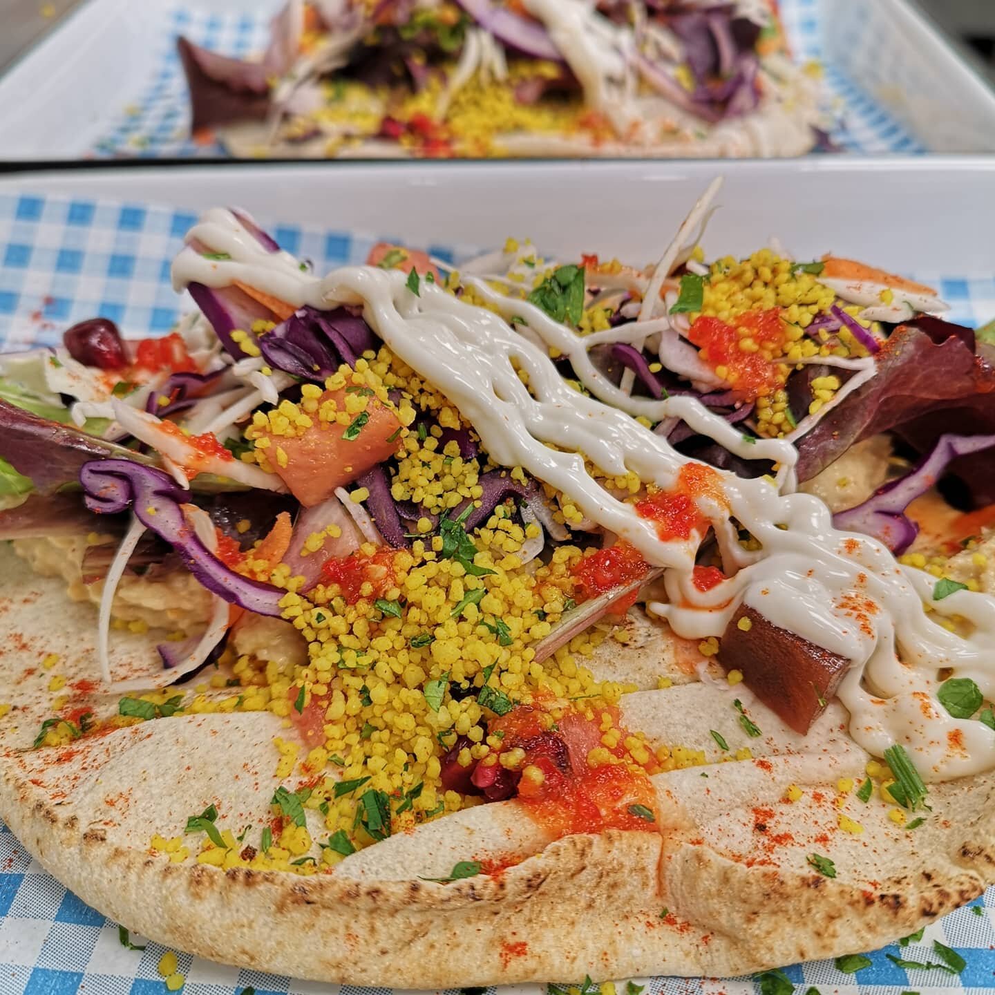 How colourful and appealing is this kebab base? AND, it's not even been topped by its Lebanese chicken/Sharwarma cauliflower/halloumi/mushroom doner/OR chili and date glazed beef heel yet! These are going down a storm. Pop in, we're serving 9am-9pm e