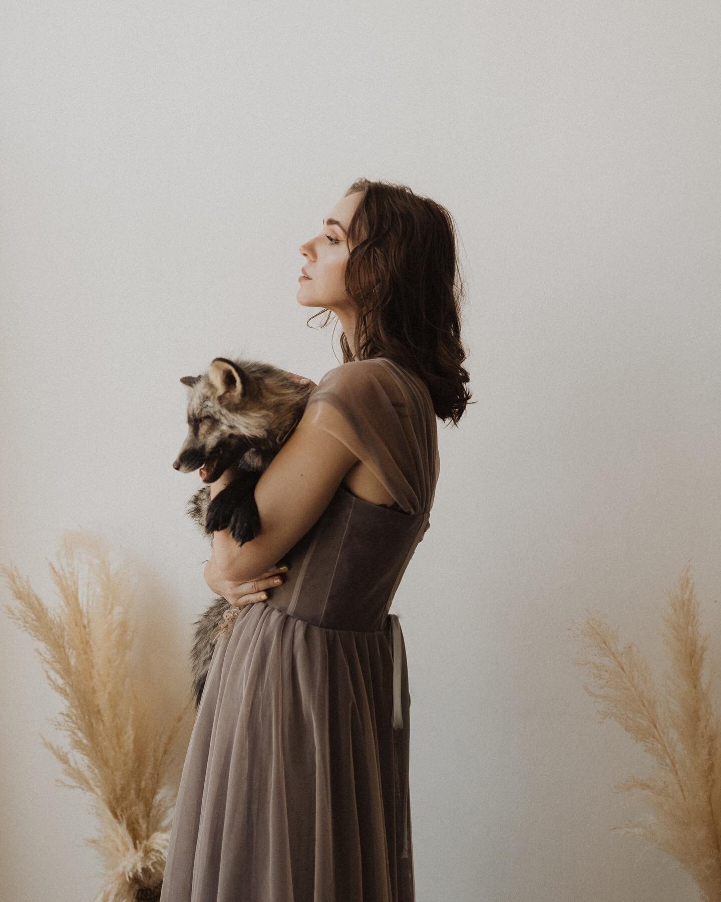 Okay @whitneyalyson.jpg is actually so aaamaaazzzinnggg!! She set up this styled shoot with a freaking FOX and was so sweet to invite me to shoot it with her!! 😍 
&mdash;
models pictured: @auroramccausland and @liyahbobeah 
arch: @urbanarches 
fox: 
