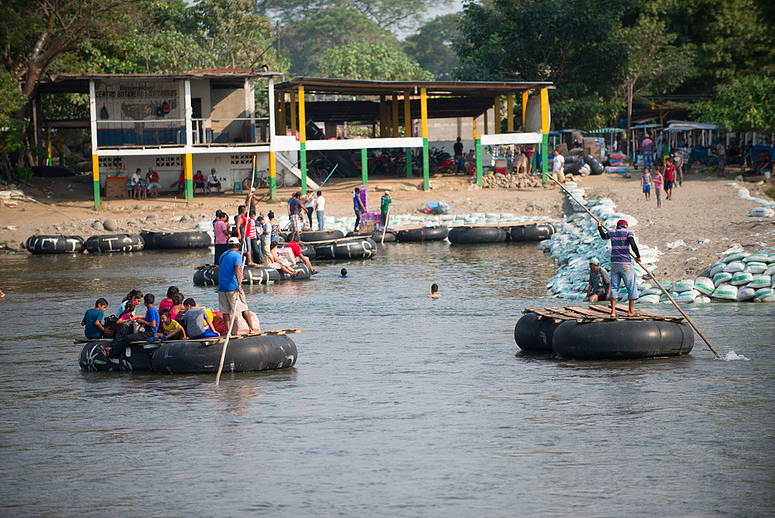 Ceñal Murga, Pedro. 2016. “Cruce del Río Suchiate - Frontera México-Guatemala, Tecún Umán, Guatemala". Fotografía. Ciudad de México. Archivo Personal de Pedro Ceñal.