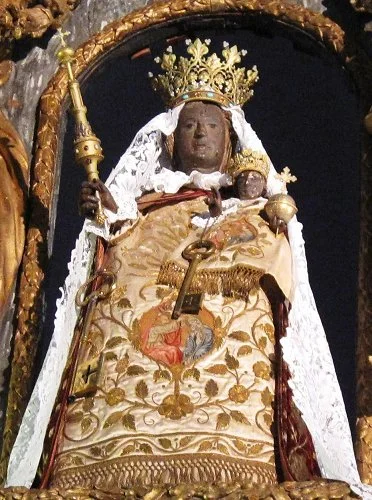 Huy black madonna with angels.jpg