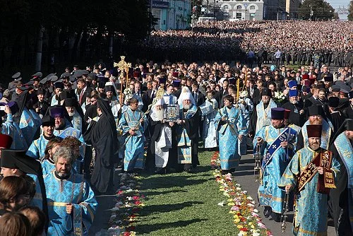 The original icon comes to Kursk for a visit from New York. More than 30,000 faithful greet it.