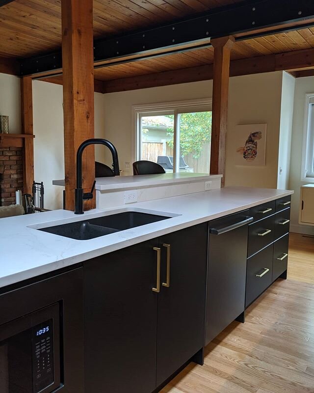 A favourite kitchen remodel from last year 🤍🖤
.
.
.
#bmlhomes#yegrenovations#yegcustom#yegcustomhomes#yegcustombuilder#yeginfill#yeginfillbuilder#yeghomebuilder#kitchenrenovation#modernkitchen