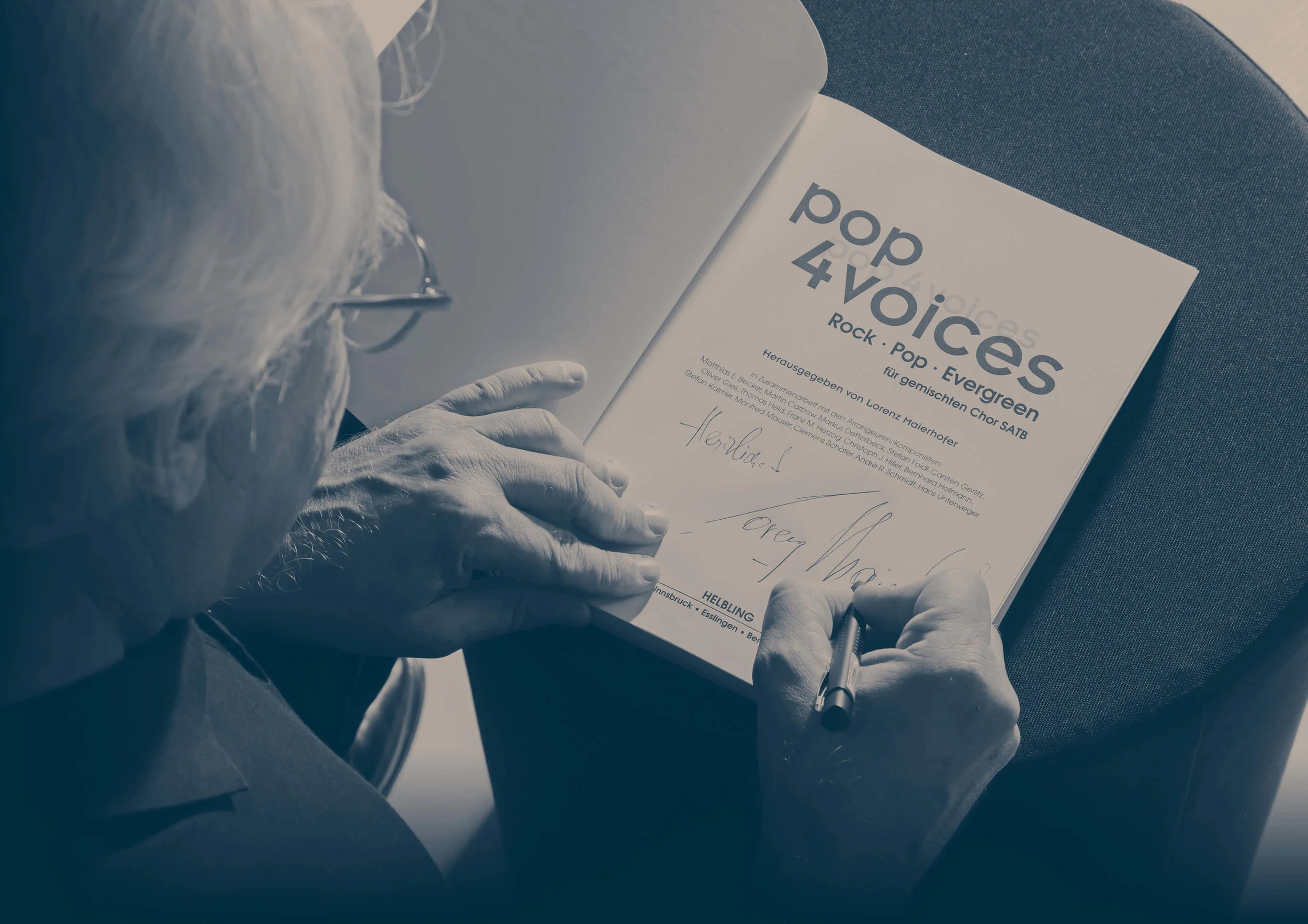 Lorenz Maierhofer signing POP 4 VOICES