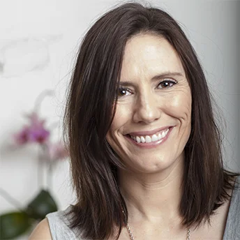 AILEEN COX BLUNDELL Aileen Cox Blundell is a mother of three and is the creative force behind Baby Led Feeding, the multi-award winning food blog which shares natural and wholesome recipes for babies that the entire family will also love. One meal, one family. Winner of both Best Irish Parenting Blog and Best Irish Food & Drink blog, Baby Led Feeding has become a destination for little foodies all around the world. Baby Led Feeding is not about depriving children of treats, foods or sauces they love, it is about making healthier choices that taste amazing, getting little ones eating more vegetables in a delicious way and bringing your children on an incredible food adventure. Aileen’s book The Baby Led Feeding Cookbook was released by Gill Books in March 2017 and instantly became a number one bestseller staying in the top 10 most sold hardback books since it’s release. You can follow her recipes on www.facebook.com/babyledfeeding or www.babyledfeeding.com