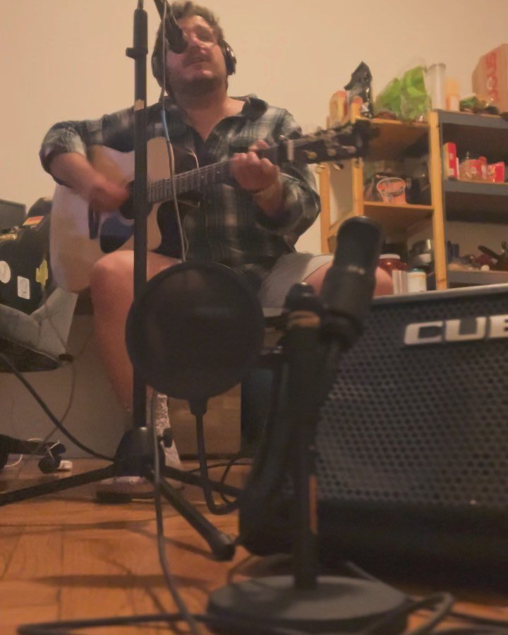 LOOOOOONG NECK BOTTLE!!

Tried some double tracking on the guitar and vocals going through the PA. Came out pretty fun sounding!

#garthbrooks #countrymusic #uketilyoupuke #nyccountrymusic